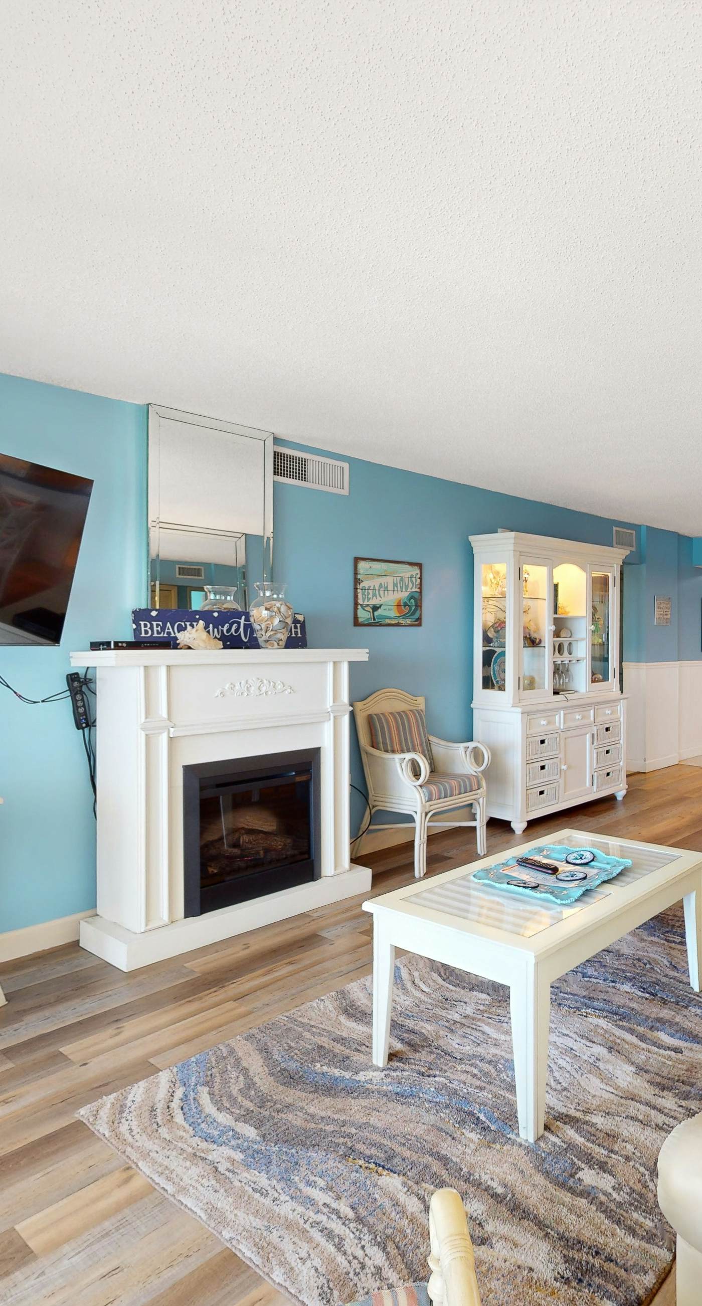 Gorgeous Oceanfront condo with washer/dryer, Gulf-front balcony & pool/hot tub