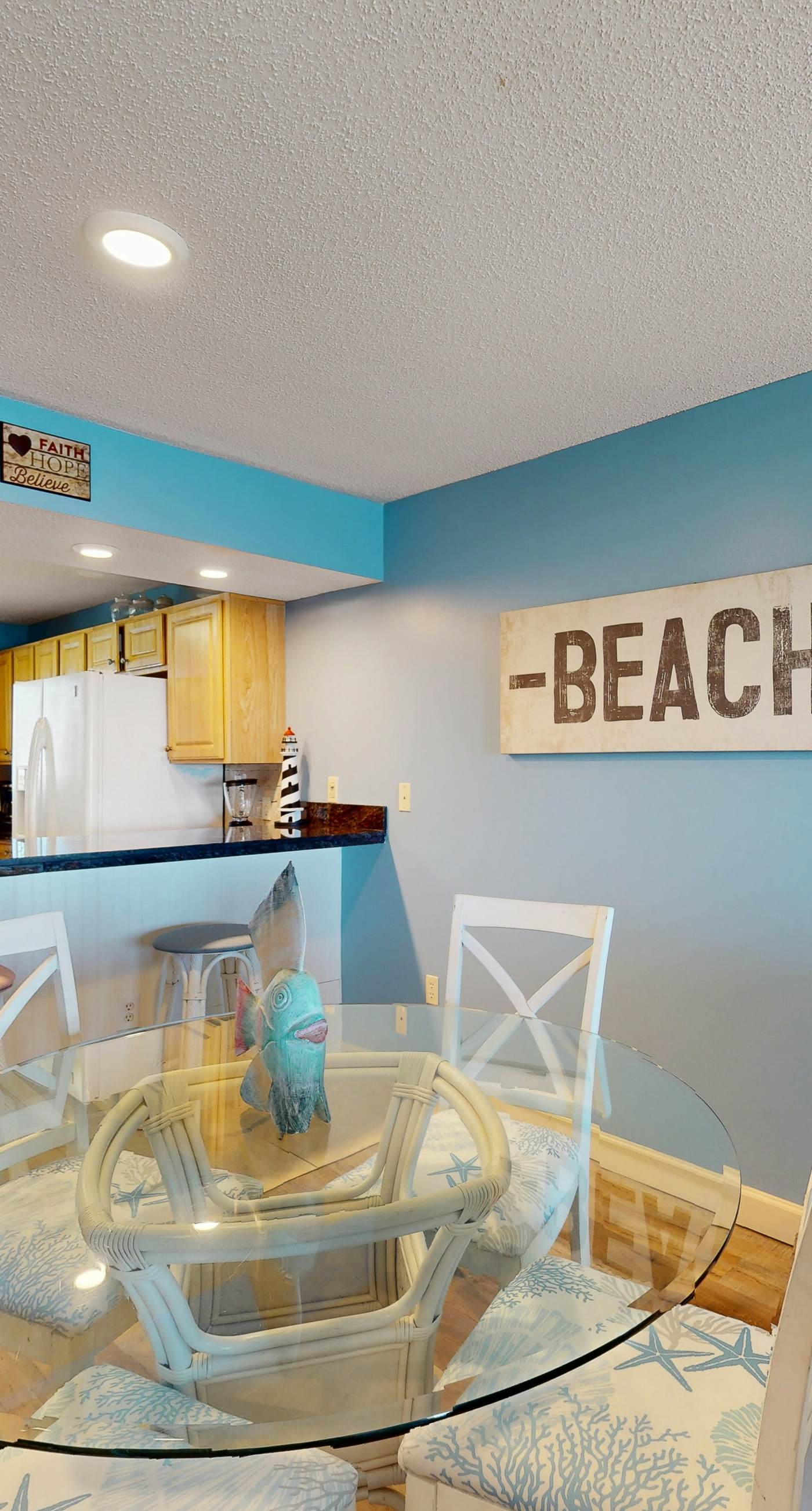 Gorgeous Oceanfront condo with washer/dryer, Gulf-front balcony & pool/hot tub