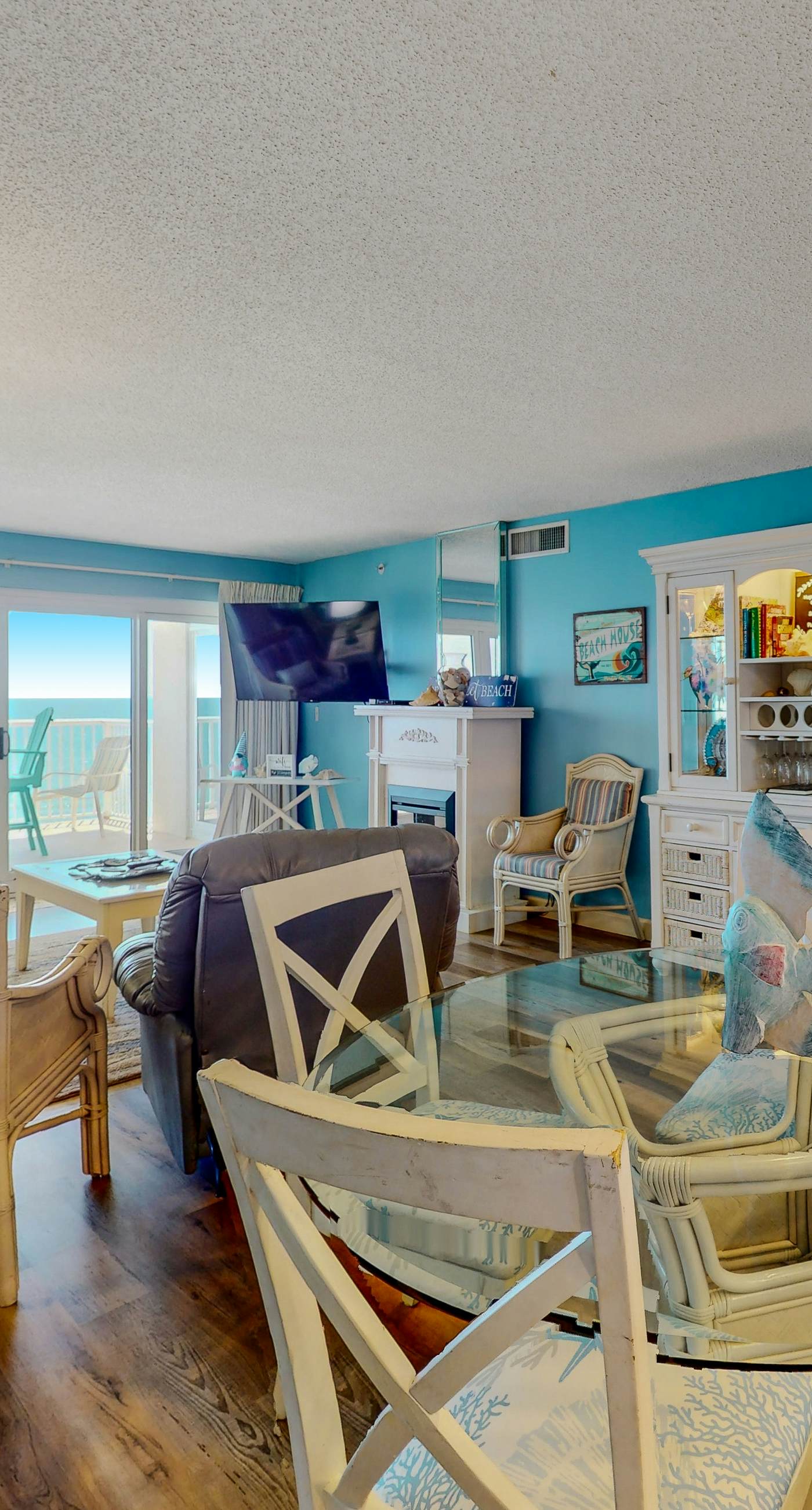 Gorgeous Oceanfront condo with washer/dryer, Gulf-front balcony & pool/hot tub