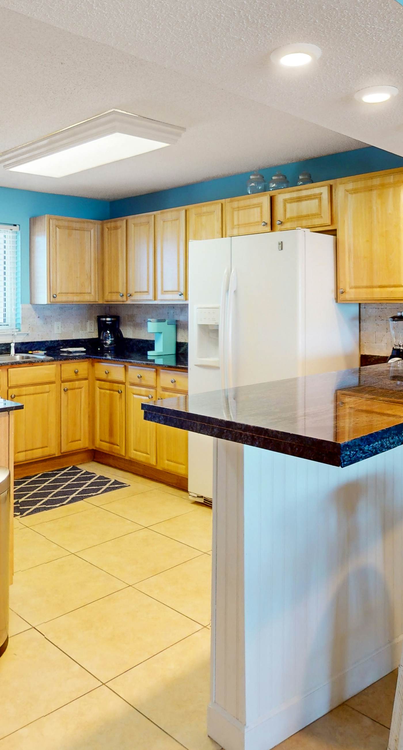 Gorgeous Oceanfront condo with washer/dryer, Gulf-front balcony & pool/hot tub