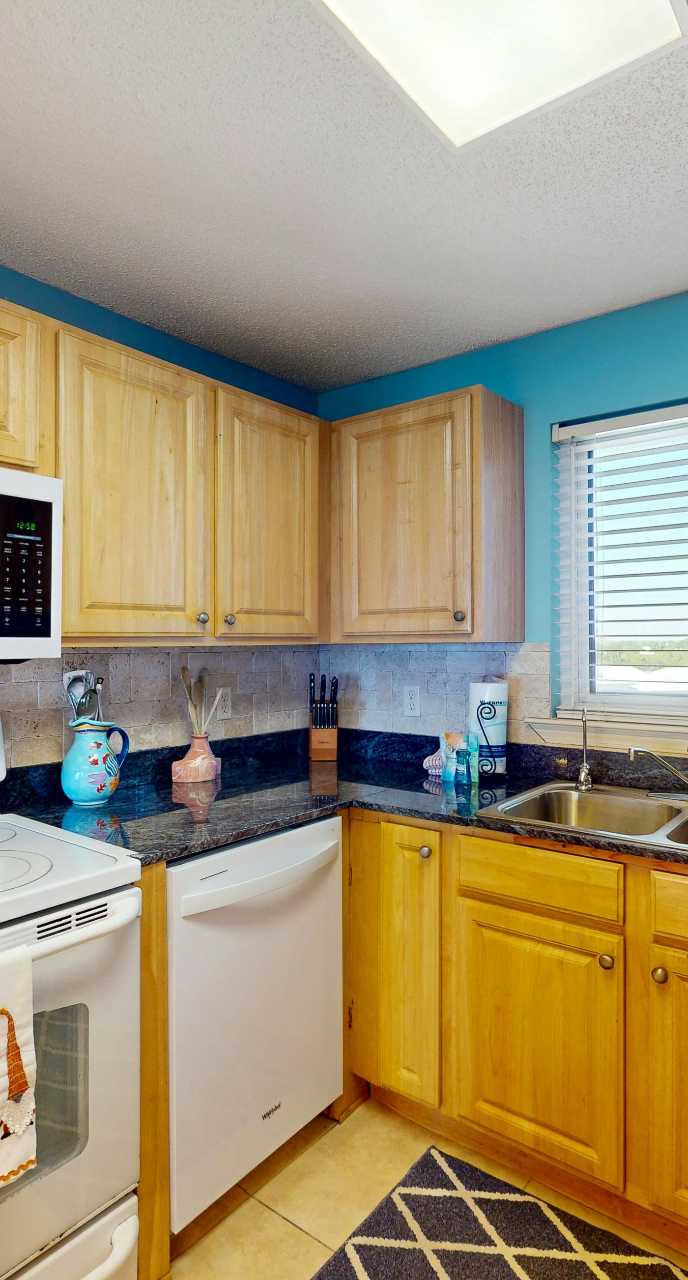 Gorgeous Oceanfront condo with washer/dryer, Gulf-front balcony & pool/hot tub