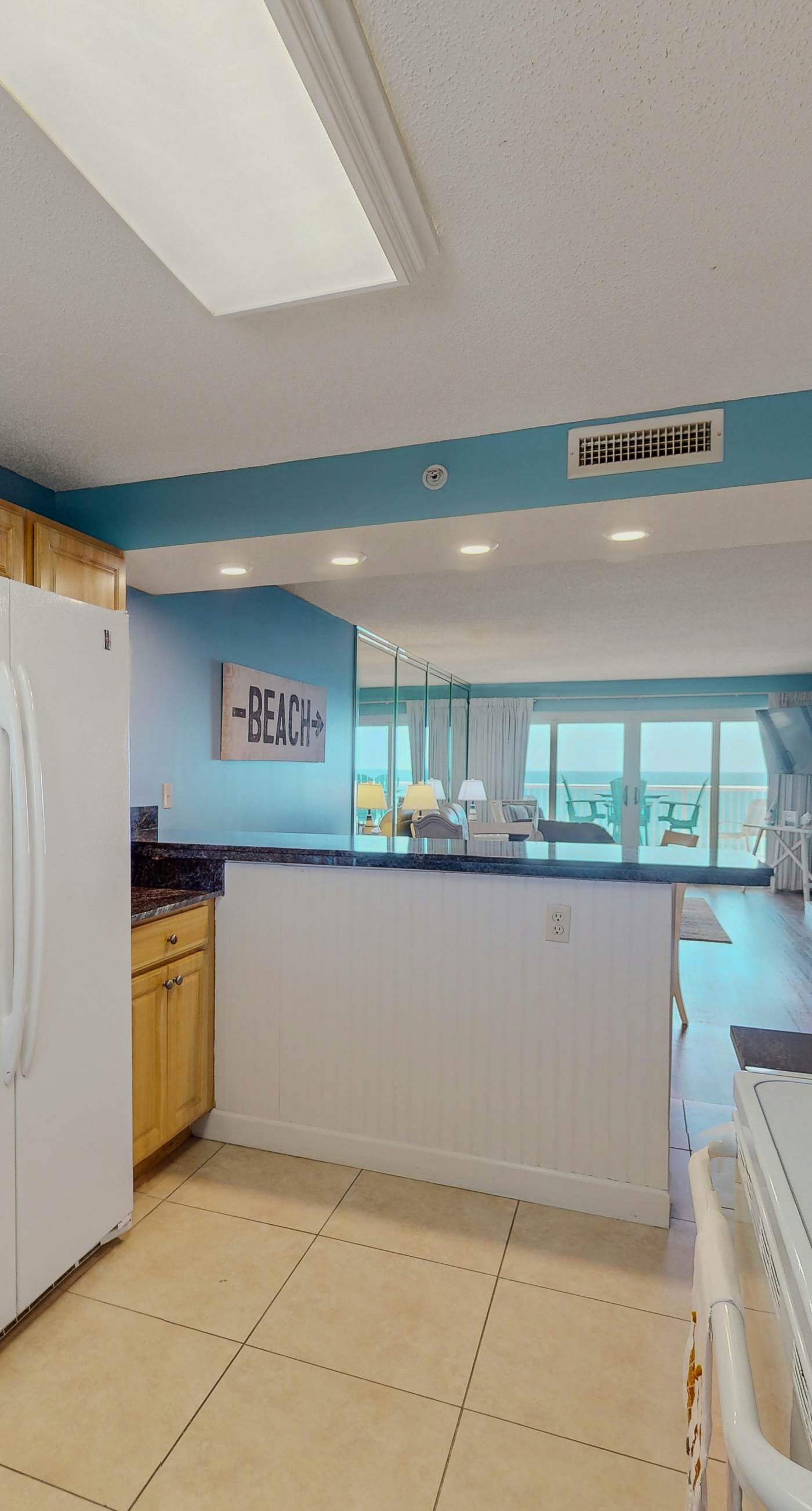 Gorgeous Oceanfront condo with washer/dryer, Gulf-front balcony & pool/hot tub