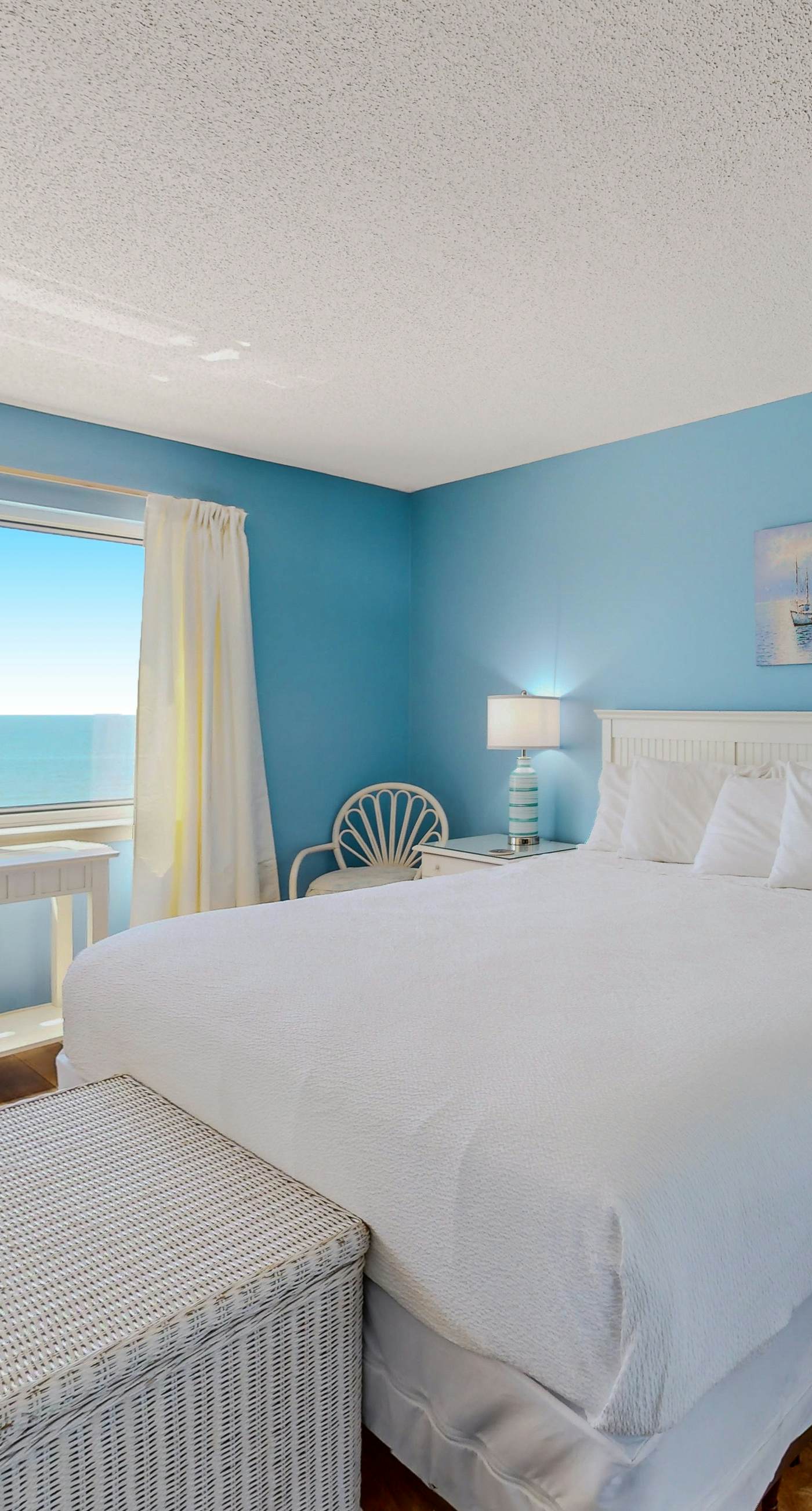 Gorgeous Oceanfront condo with washer/dryer, Gulf-front balcony & pool/hot tub