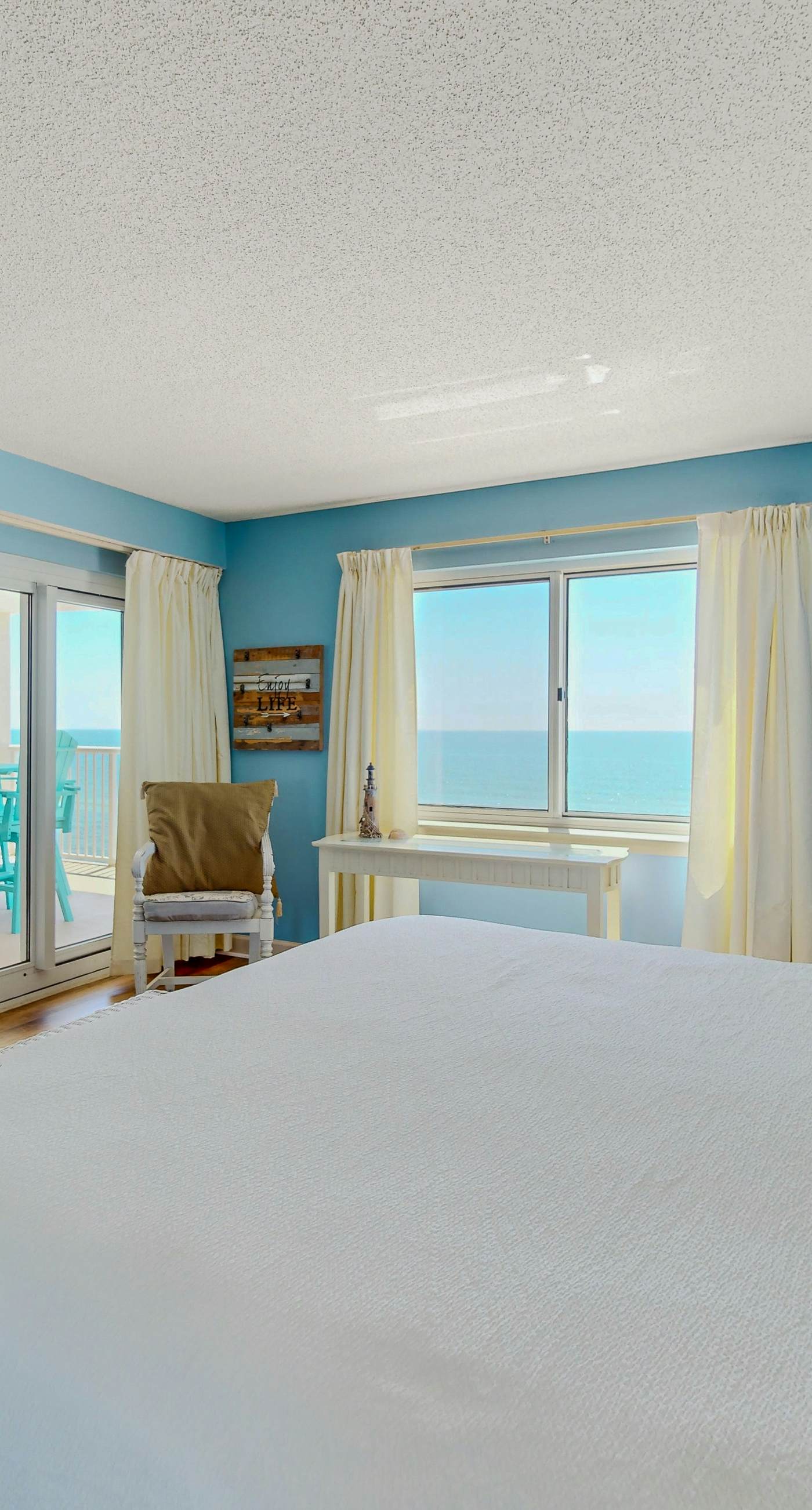 Gorgeous Oceanfront condo with washer/dryer, Gulf-front balcony & pool/hot tub