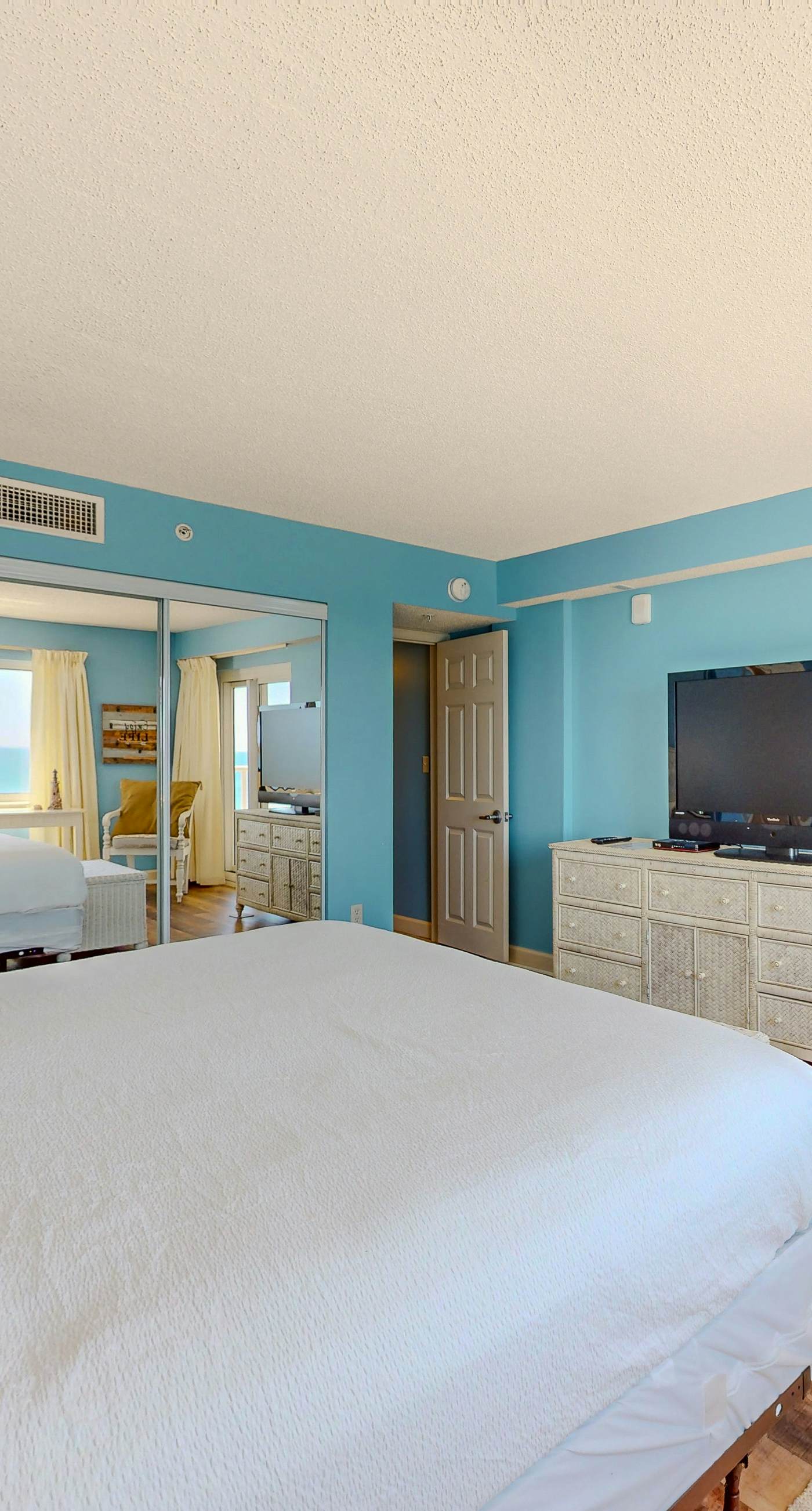 Gorgeous Oceanfront condo with washer/dryer, Gulf-front balcony & pool/hot tub