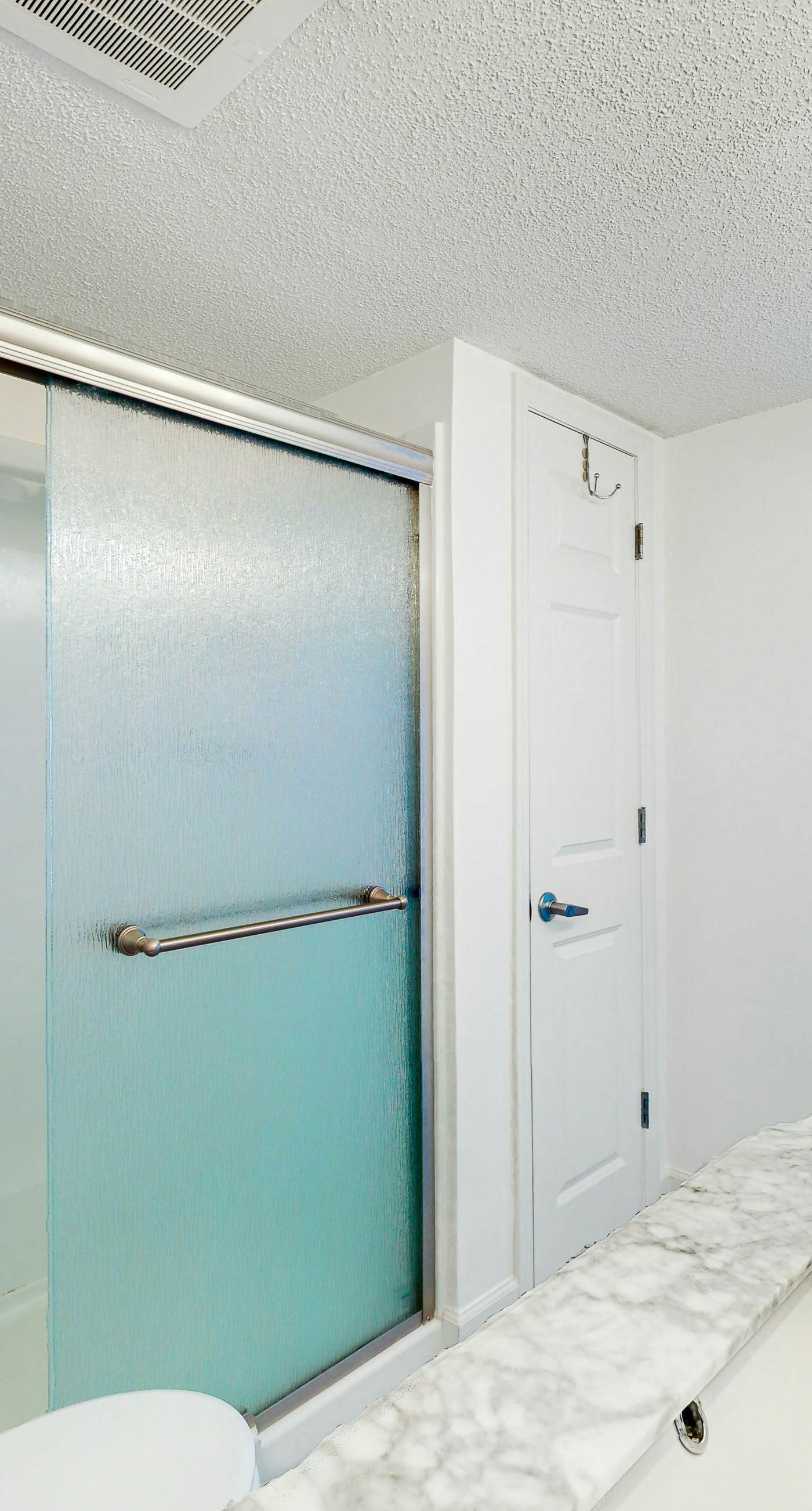 Gorgeous Oceanfront condo with washer/dryer, Gulf-front balcony & pool/hot tub