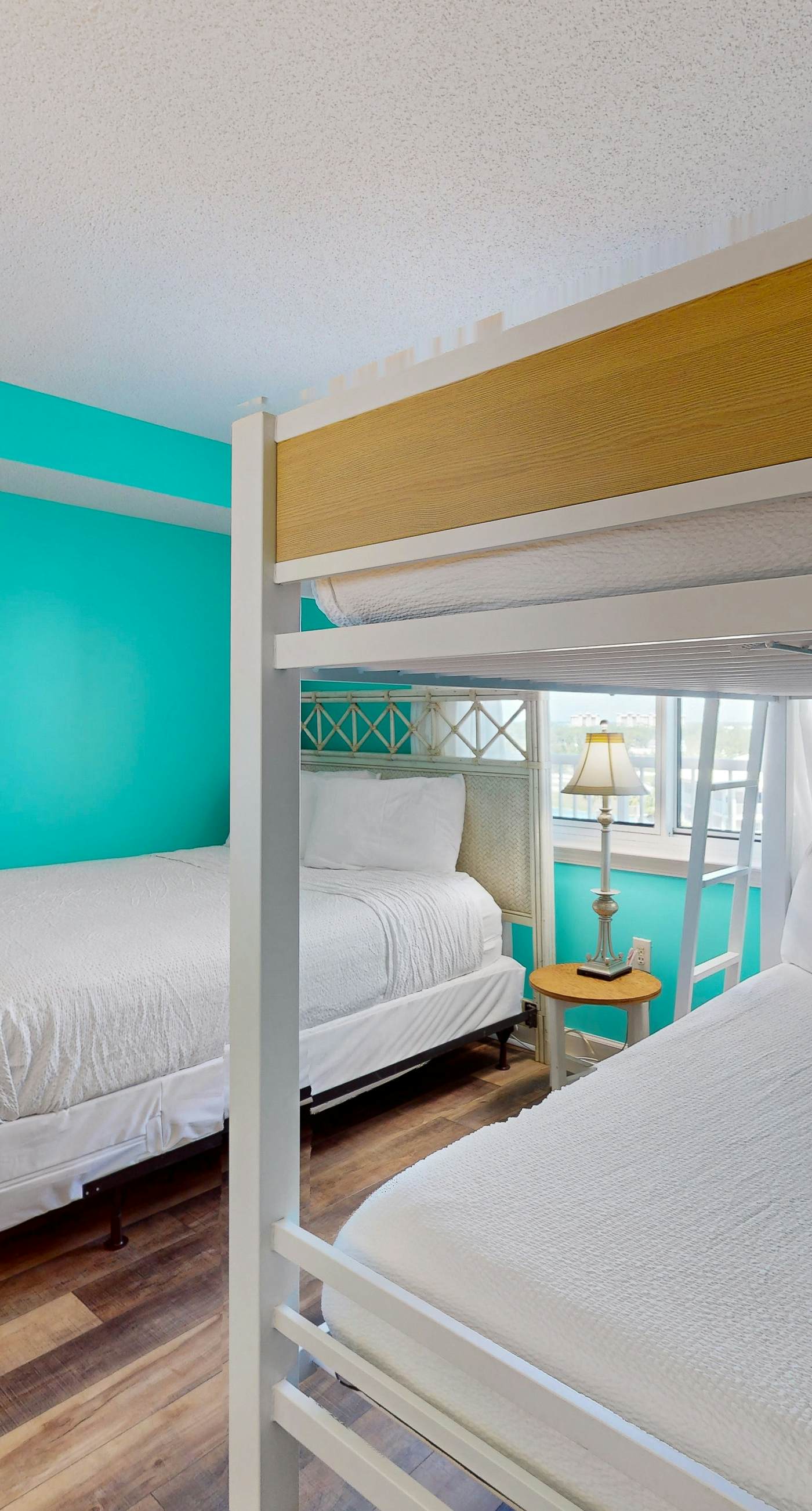 Gorgeous Oceanfront condo with washer/dryer, Gulf-front balcony & pool/hot tub