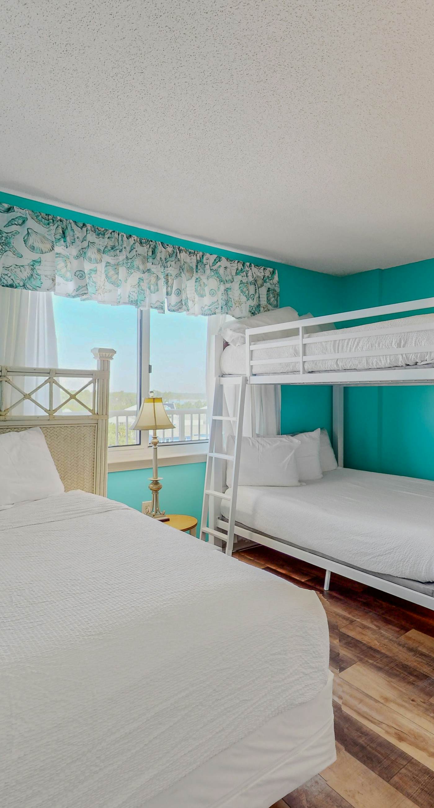 Gorgeous Oceanfront condo with washer/dryer, Gulf-front balcony & pool/hot tub