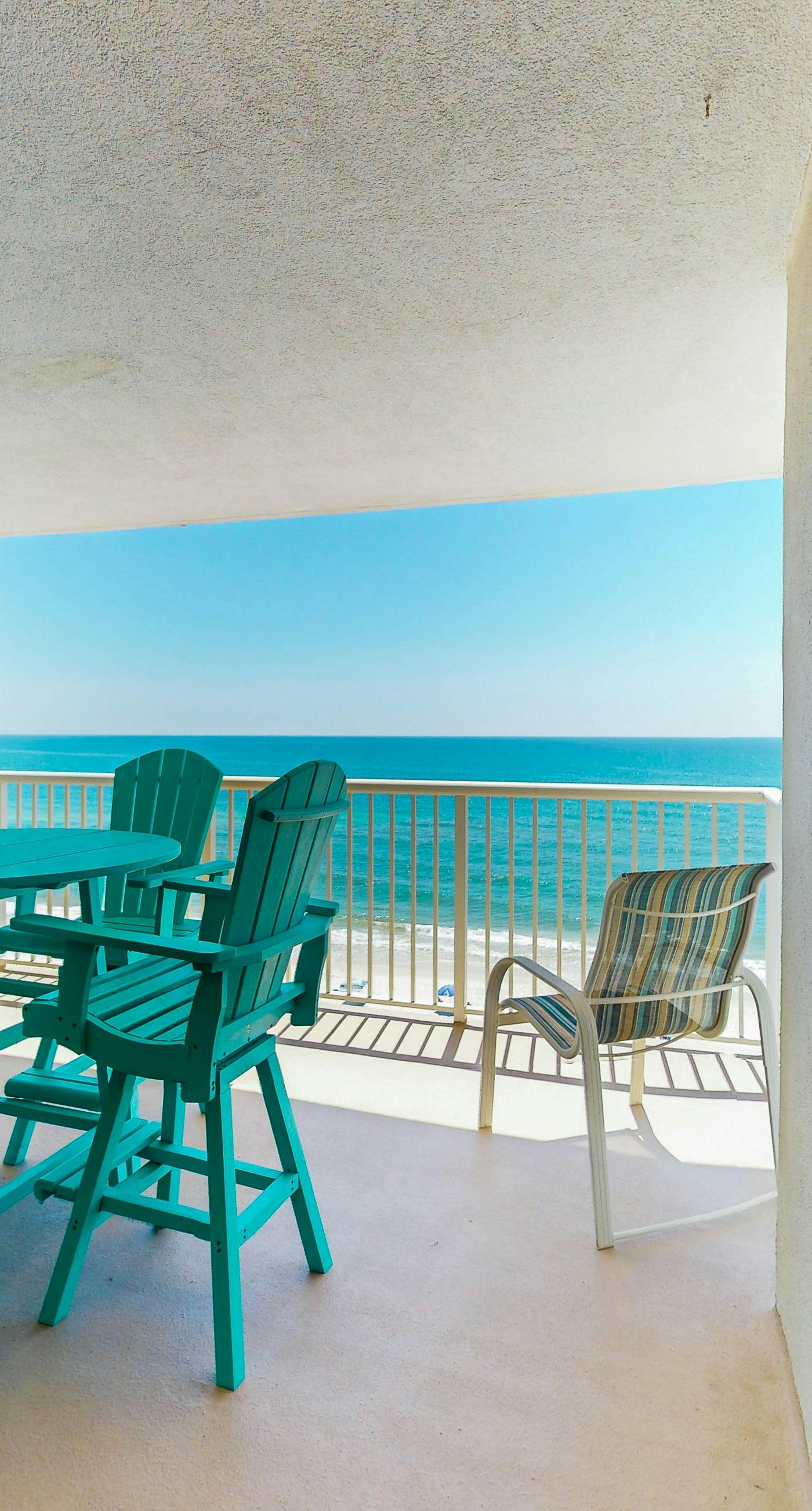 Gorgeous Oceanfront condo with washer/dryer, Gulf-front balcony & pool/hot tub