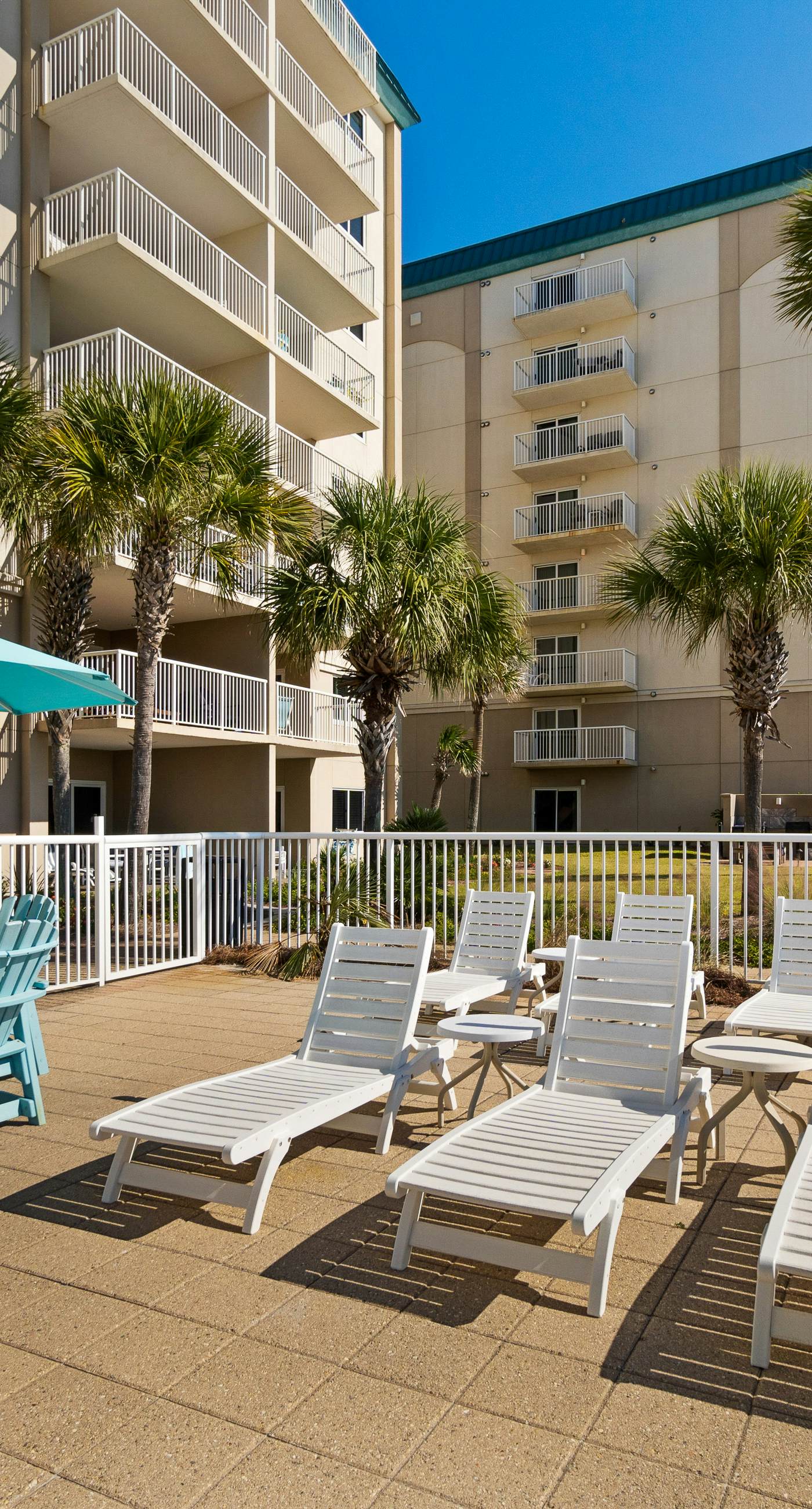 Gorgeous Oceanfront condo with washer/dryer, Gulf-front balcony & pool/hot tub