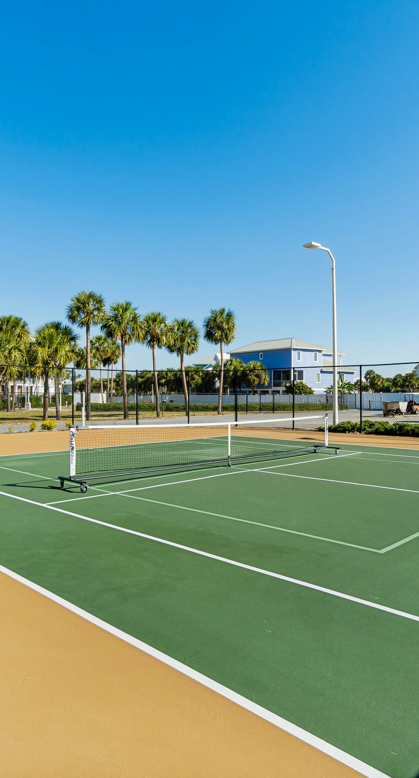 Gorgeous Oceanfront condo with washer/dryer, Gulf-front balcony & pool/hot tub