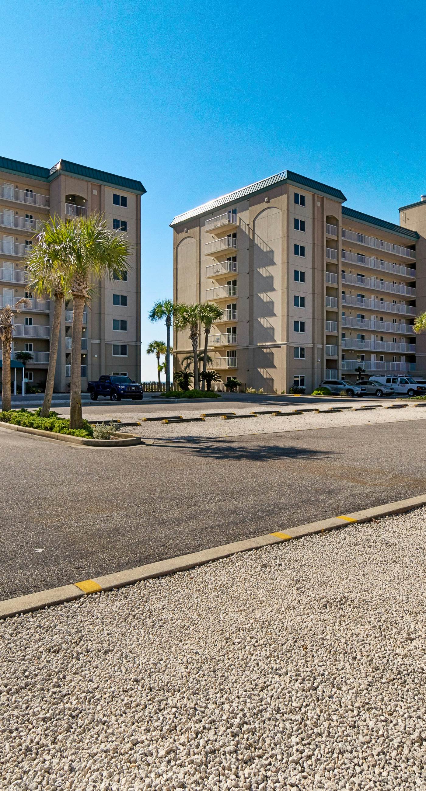 Gorgeous Oceanfront condo with washer/dryer, Gulf-front balcony & pool/hot tub