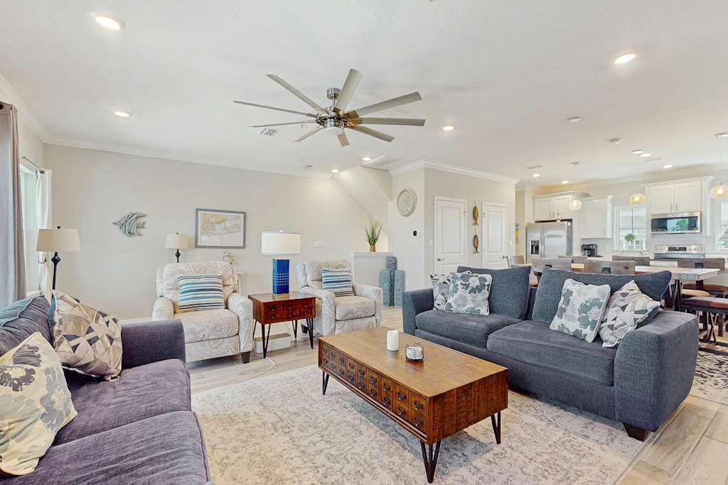 Airy townhouse with pool, hot tub, central AC, & washer/dryer - dog-friendly