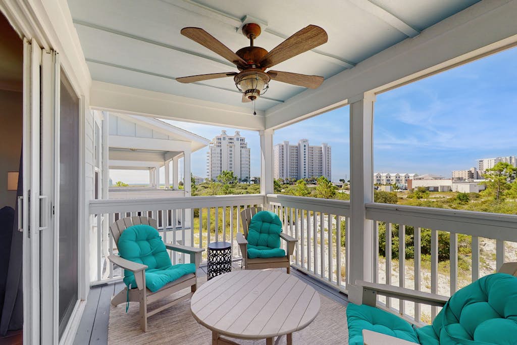 Airy townhouse with pool, hot tub, central AC, & washer/dryer - dog-friendly