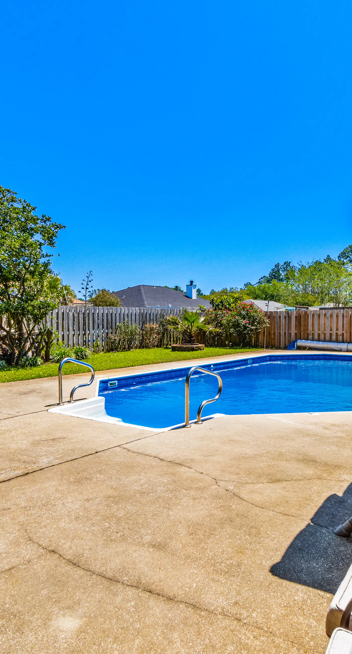 Inviting  dog-friendly home with pool, hot tub, enclosed yard, & W/D