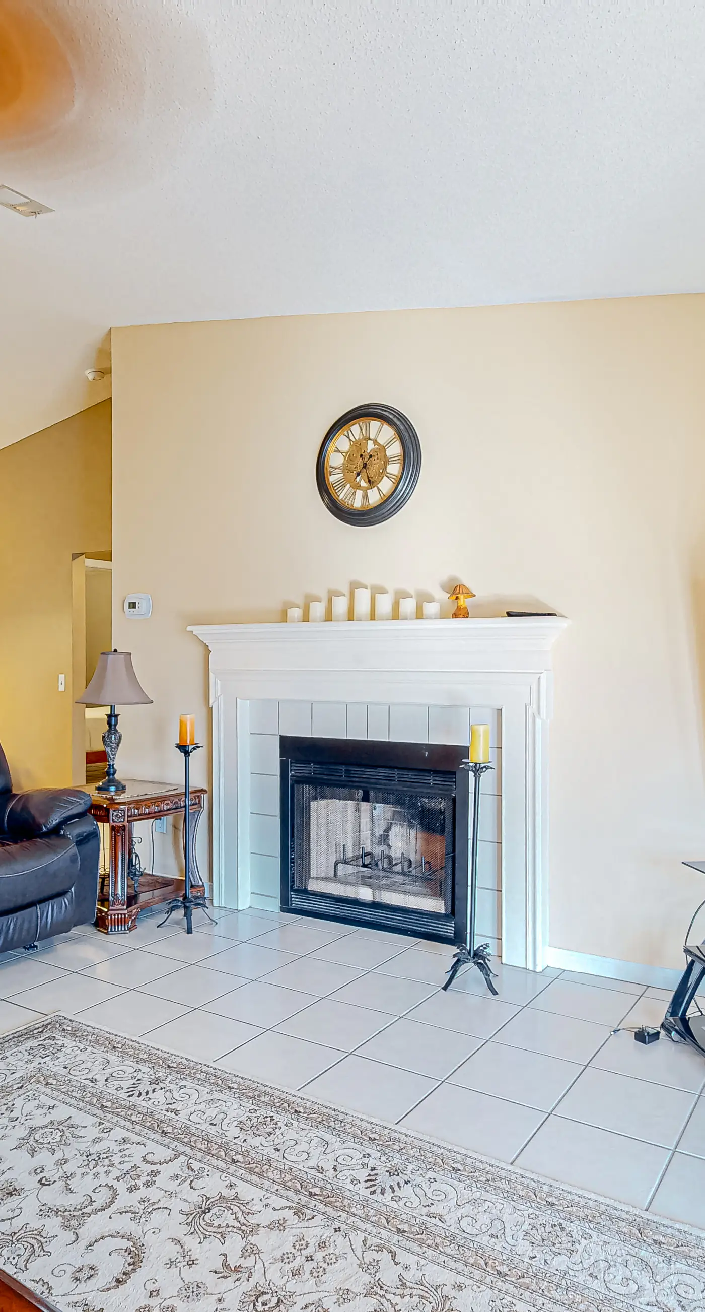 Inviting  dog-friendly home with pool, hot tub, enclosed yard, & W/D