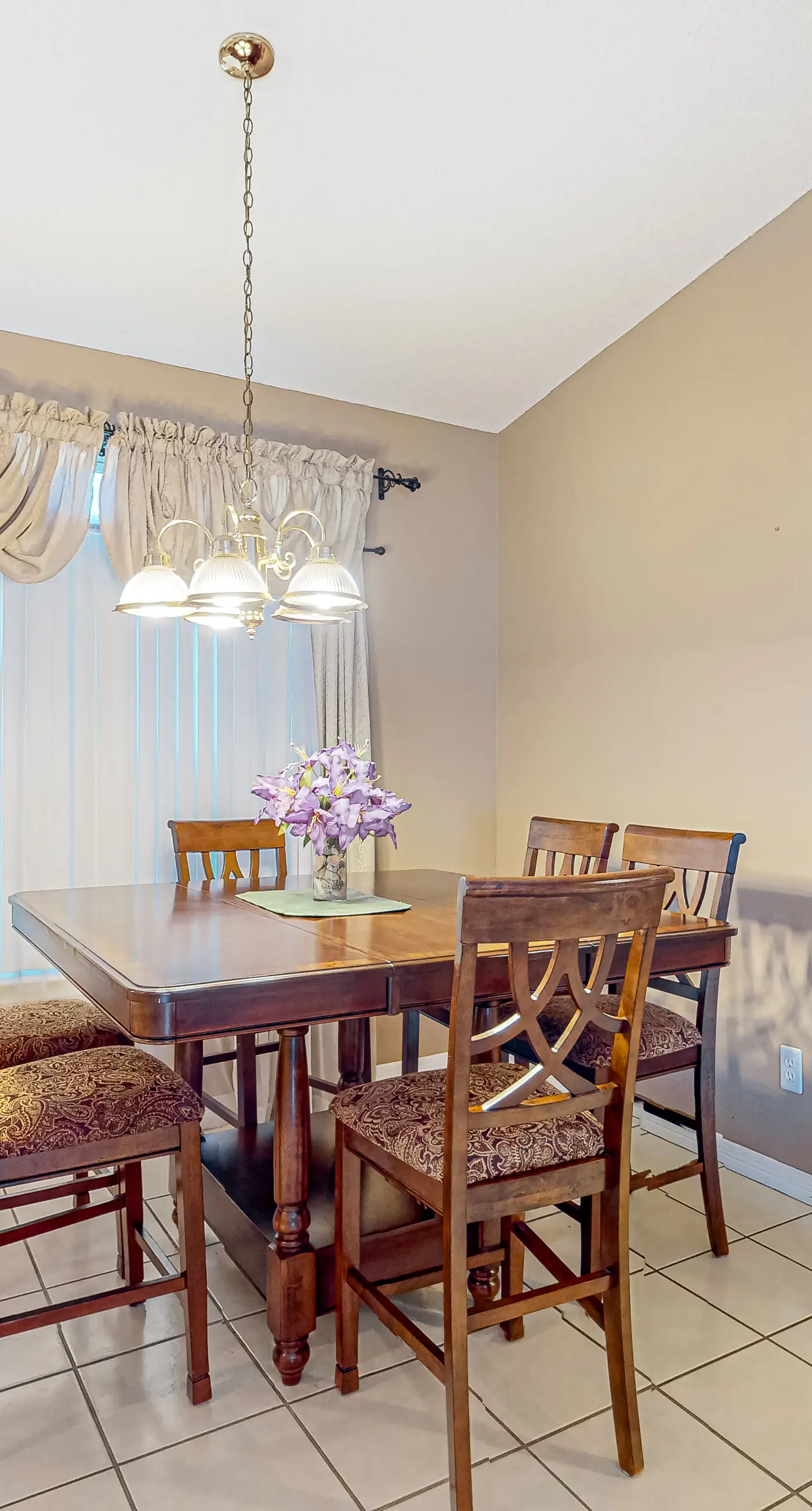 Inviting  dog-friendly home with pool, hot tub, enclosed yard, & W/D