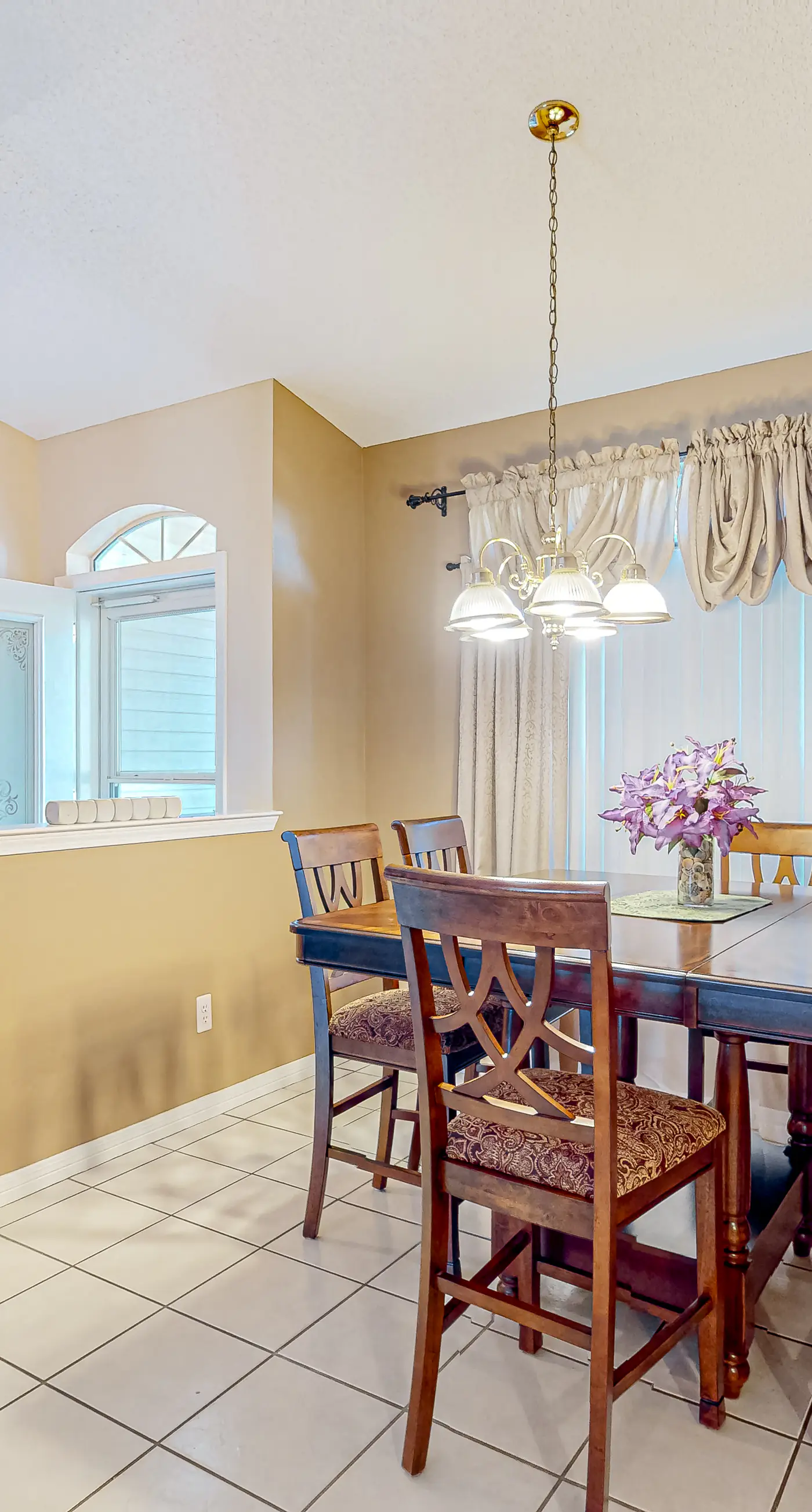 Inviting  dog-friendly home with pool, hot tub, enclosed yard, & W/D
