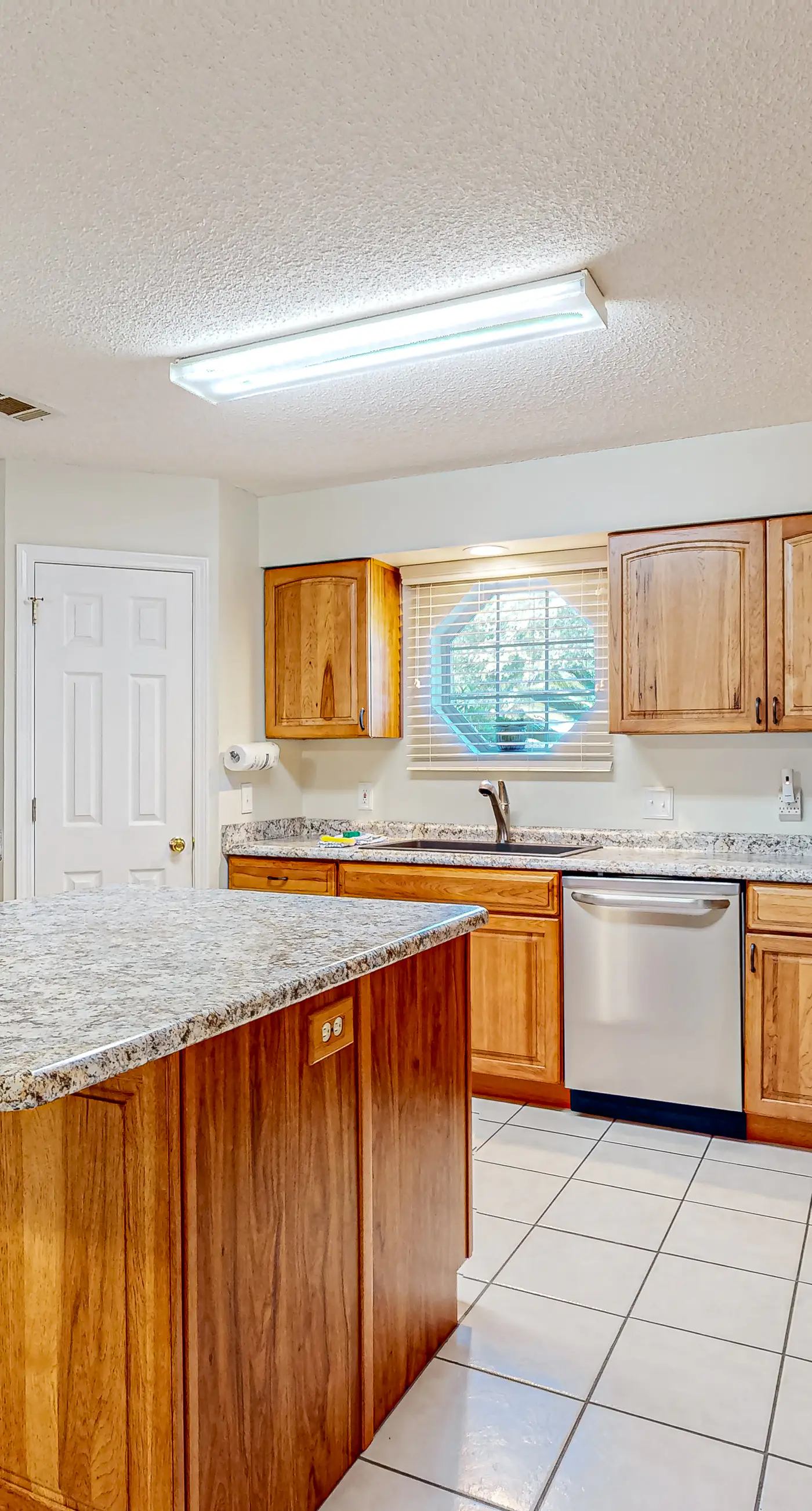 Inviting  dog-friendly home with pool, hot tub, enclosed yard, & W/D