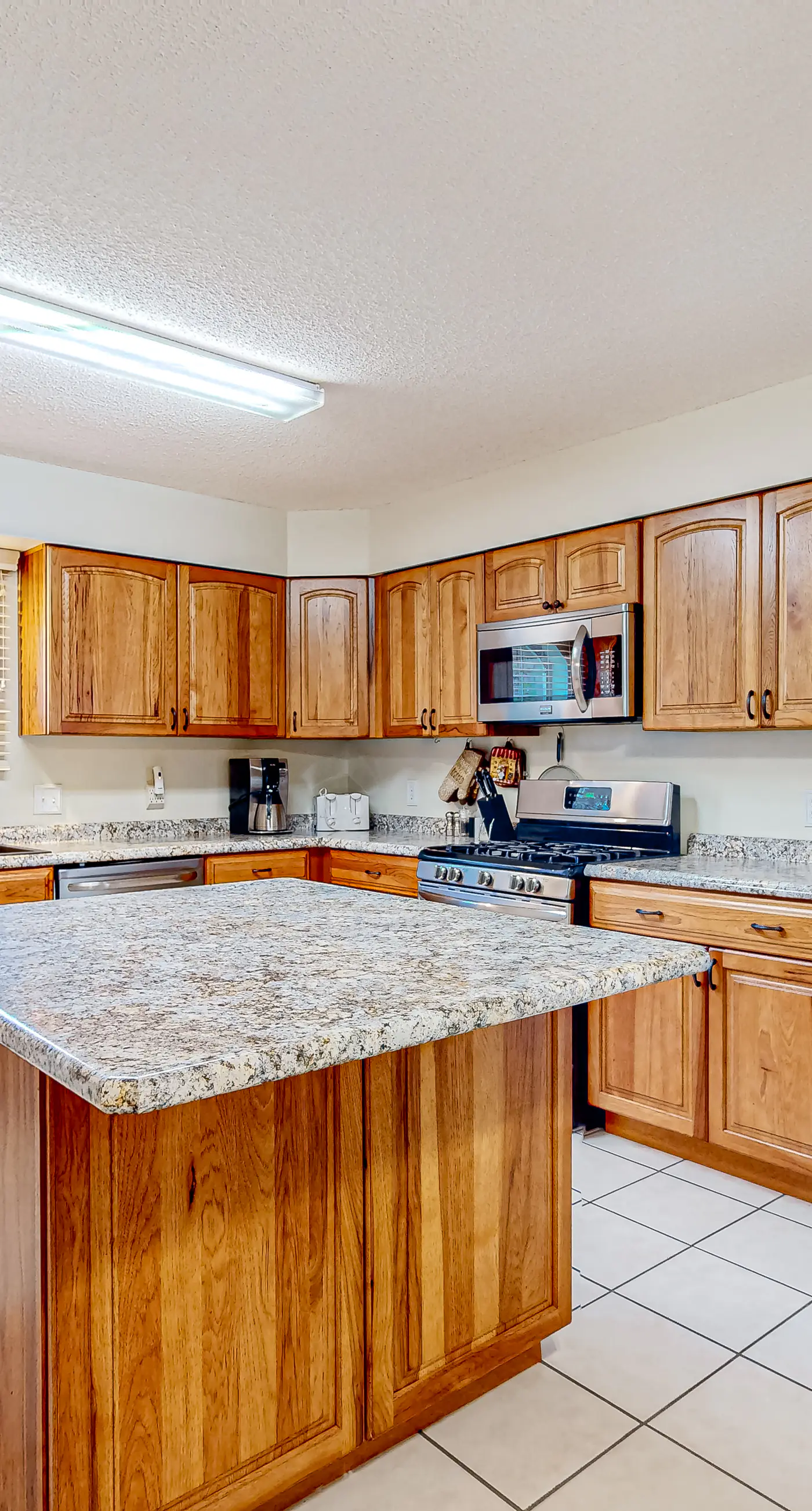 Inviting  dog-friendly home with pool, hot tub, enclosed yard, & W/D