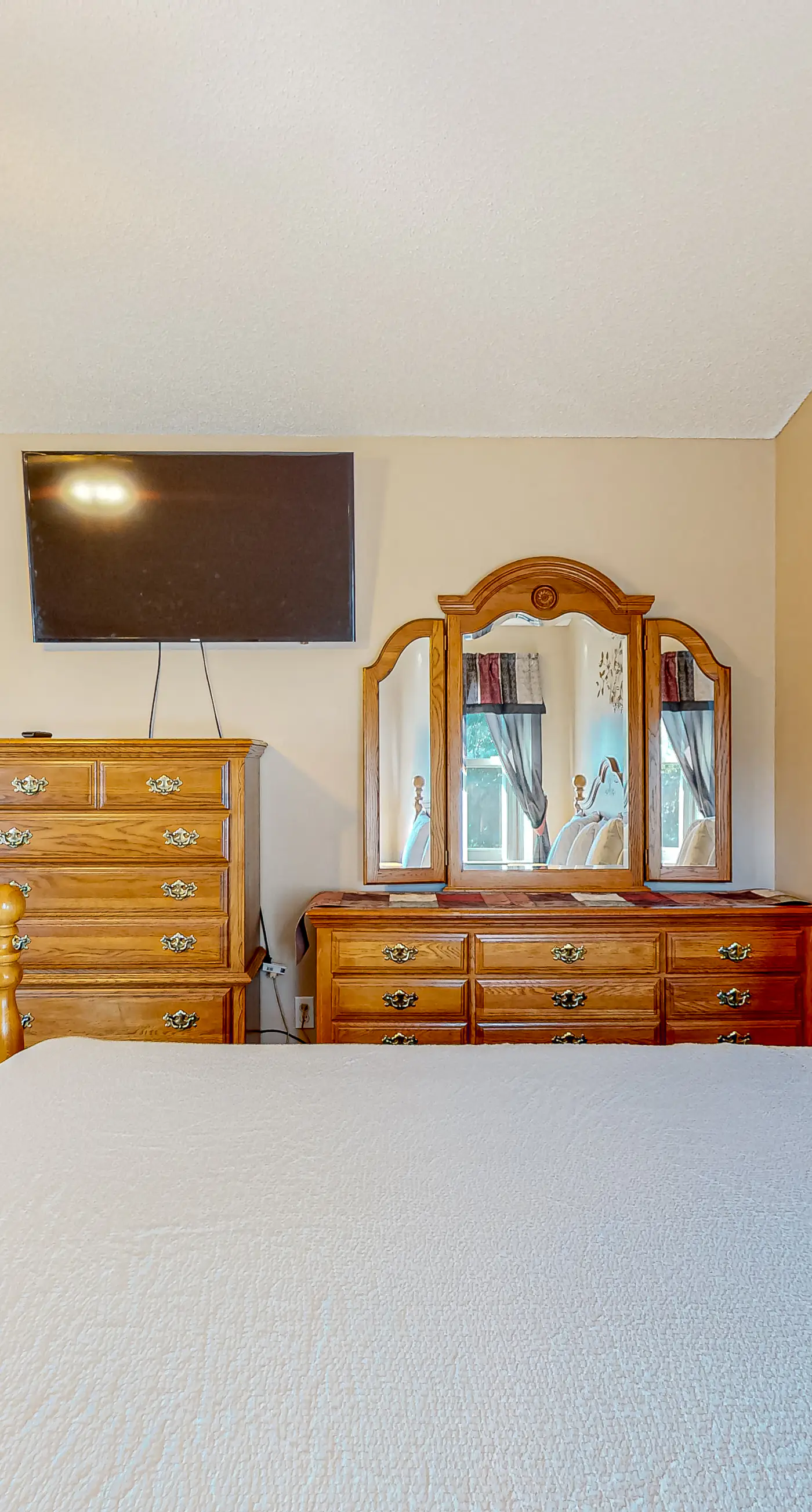 Inviting  dog-friendly home with pool, hot tub, enclosed yard, & W/D