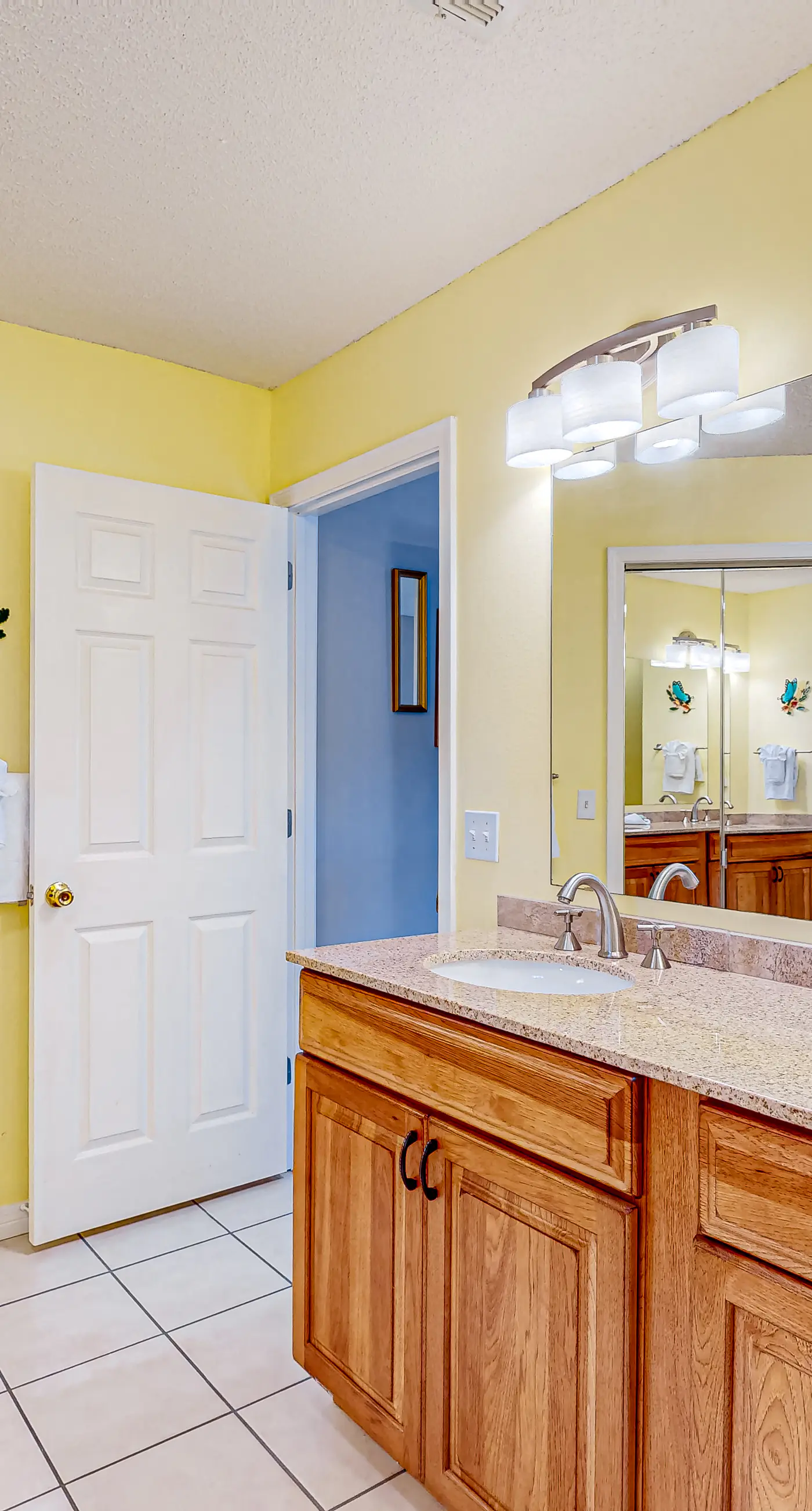 Inviting  dog-friendly home with pool, hot tub, enclosed yard, & W/D