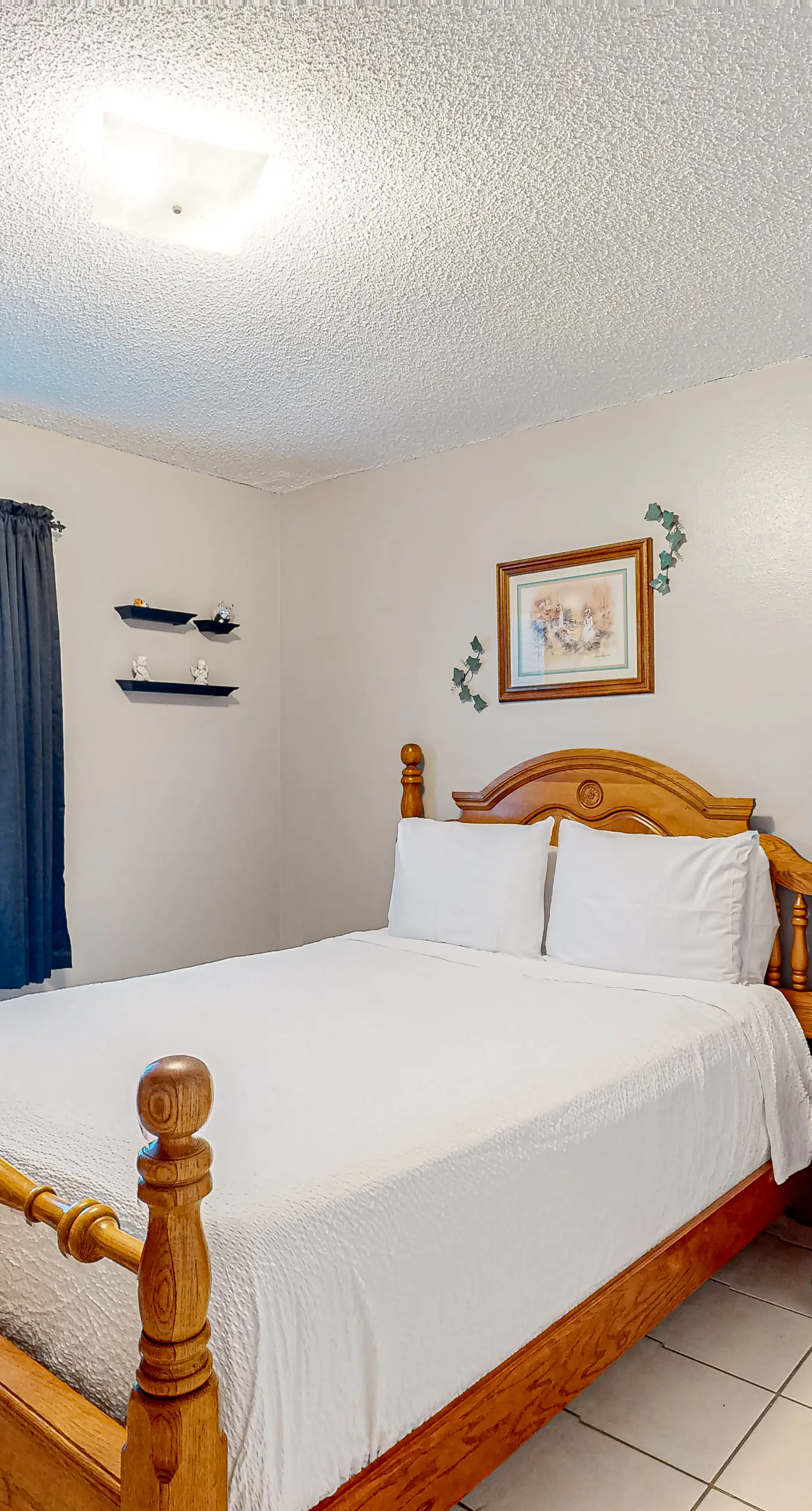 Inviting  dog-friendly home with pool, hot tub, enclosed yard, & W/D