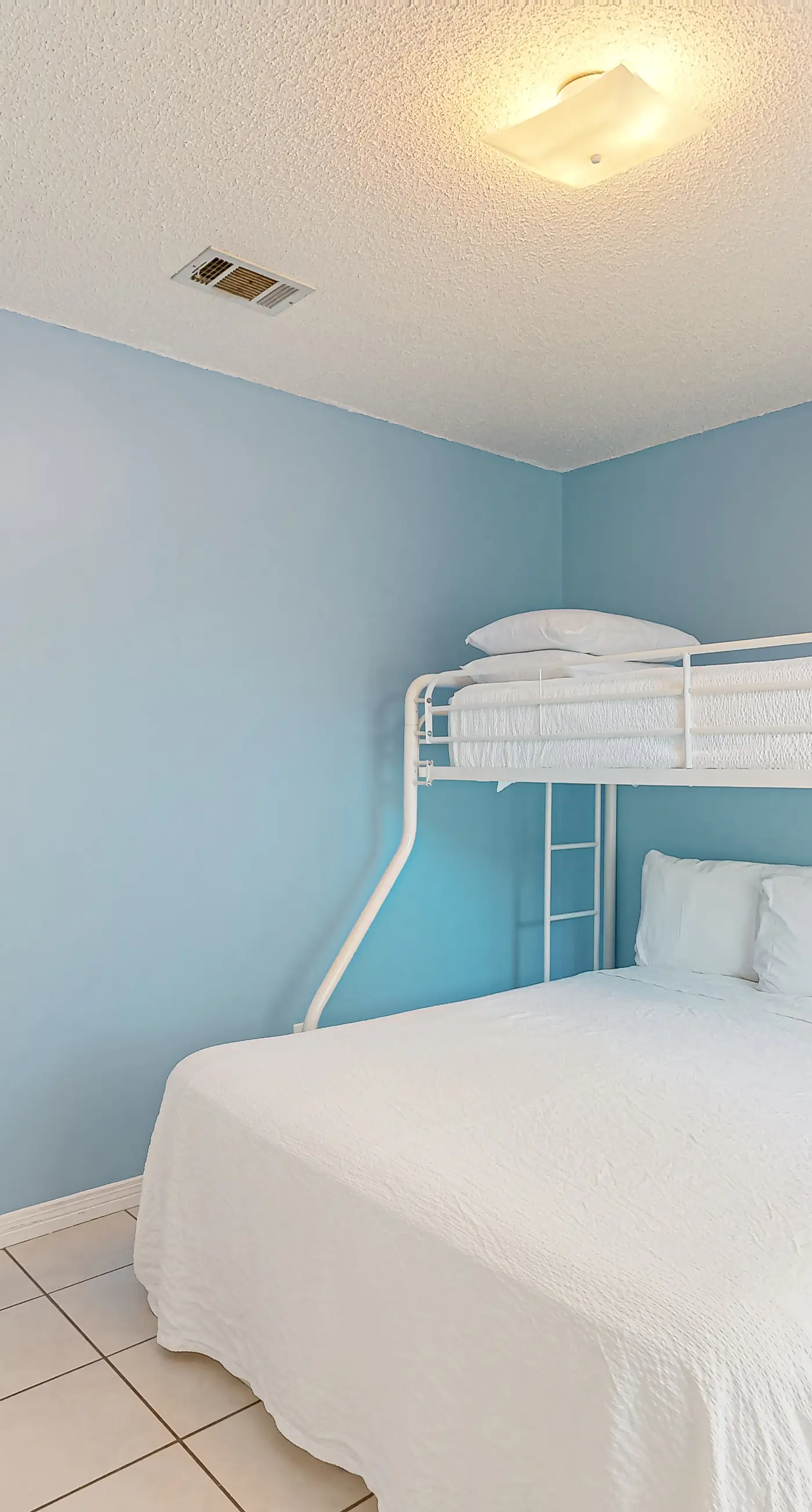 Inviting  dog-friendly home with pool, hot tub, enclosed yard, & W/D