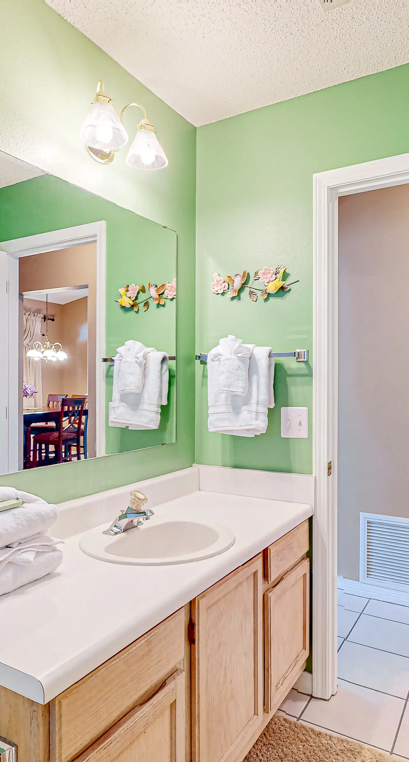 Inviting  dog-friendly home with pool, hot tub, enclosed yard, & W/D