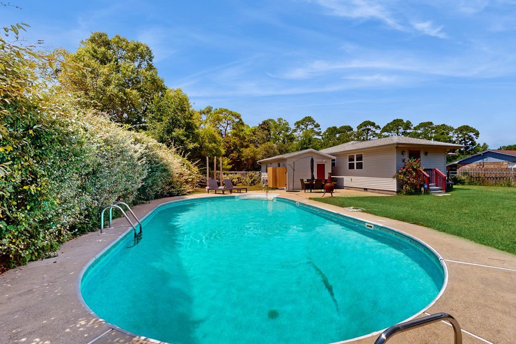 Cozy coastal home with a private pool and close to Johnson Beach