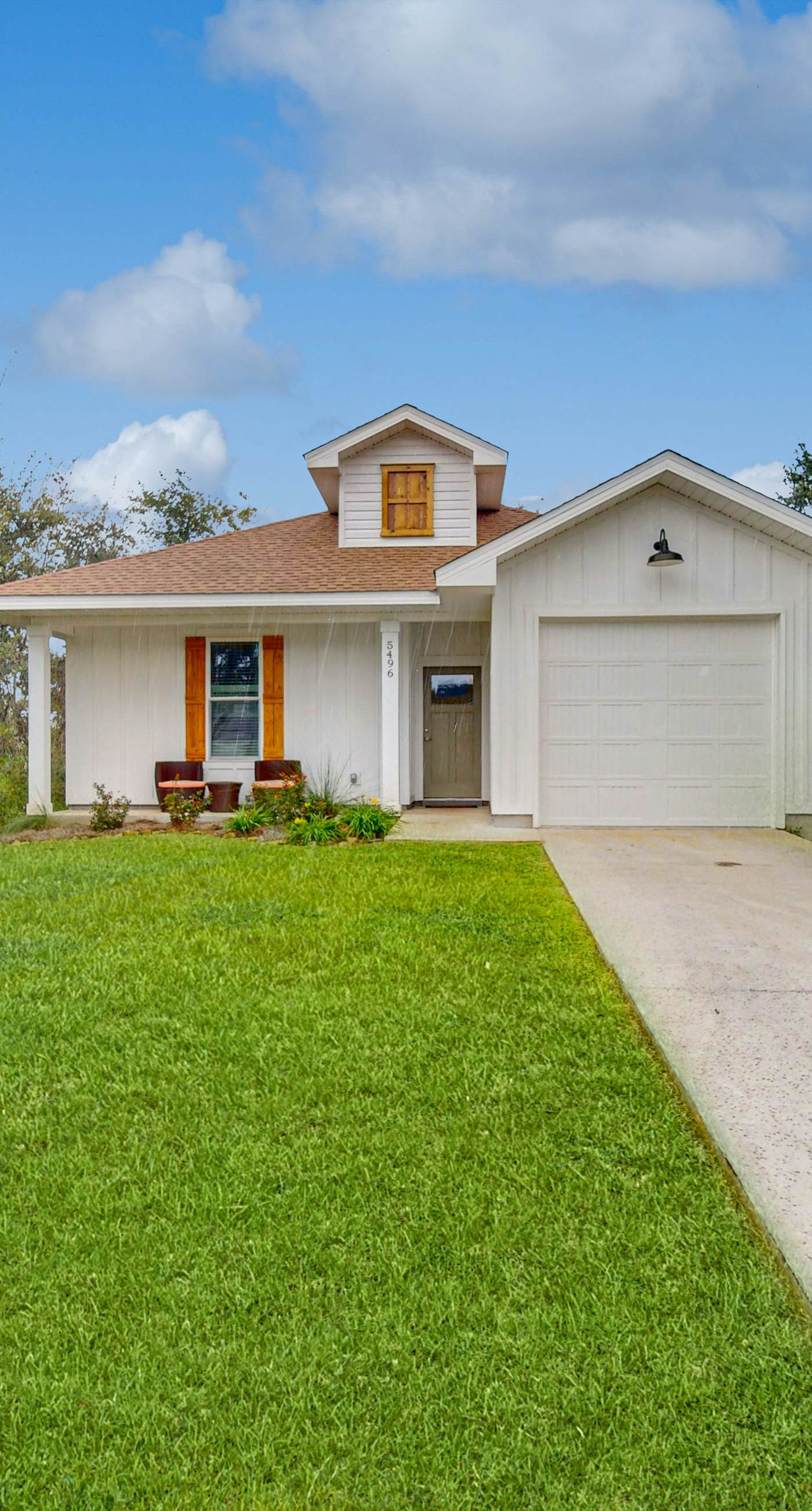 Spacious private home with private yard, close to beaches