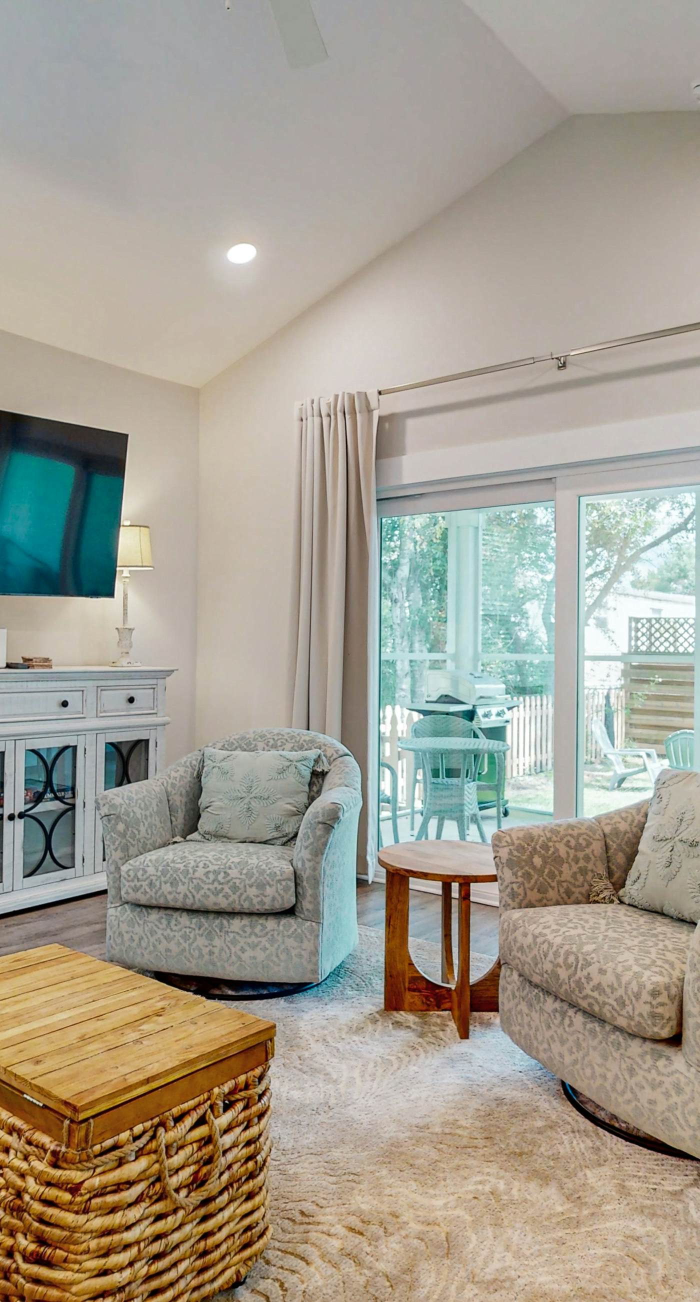 Spacious private home with private yard, close to beaches