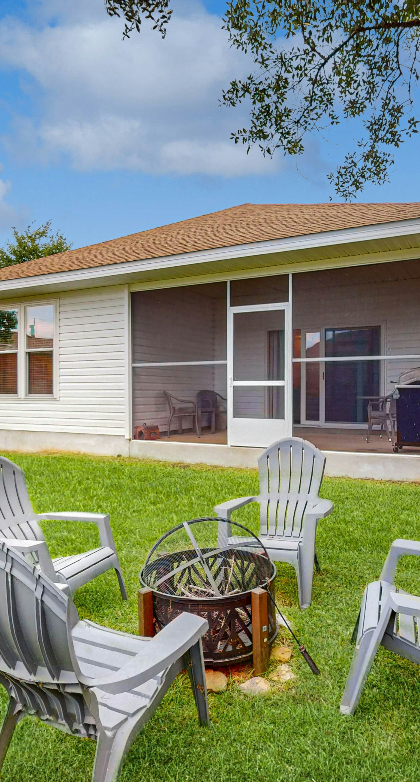 Spacious private home with private yard, close to beaches