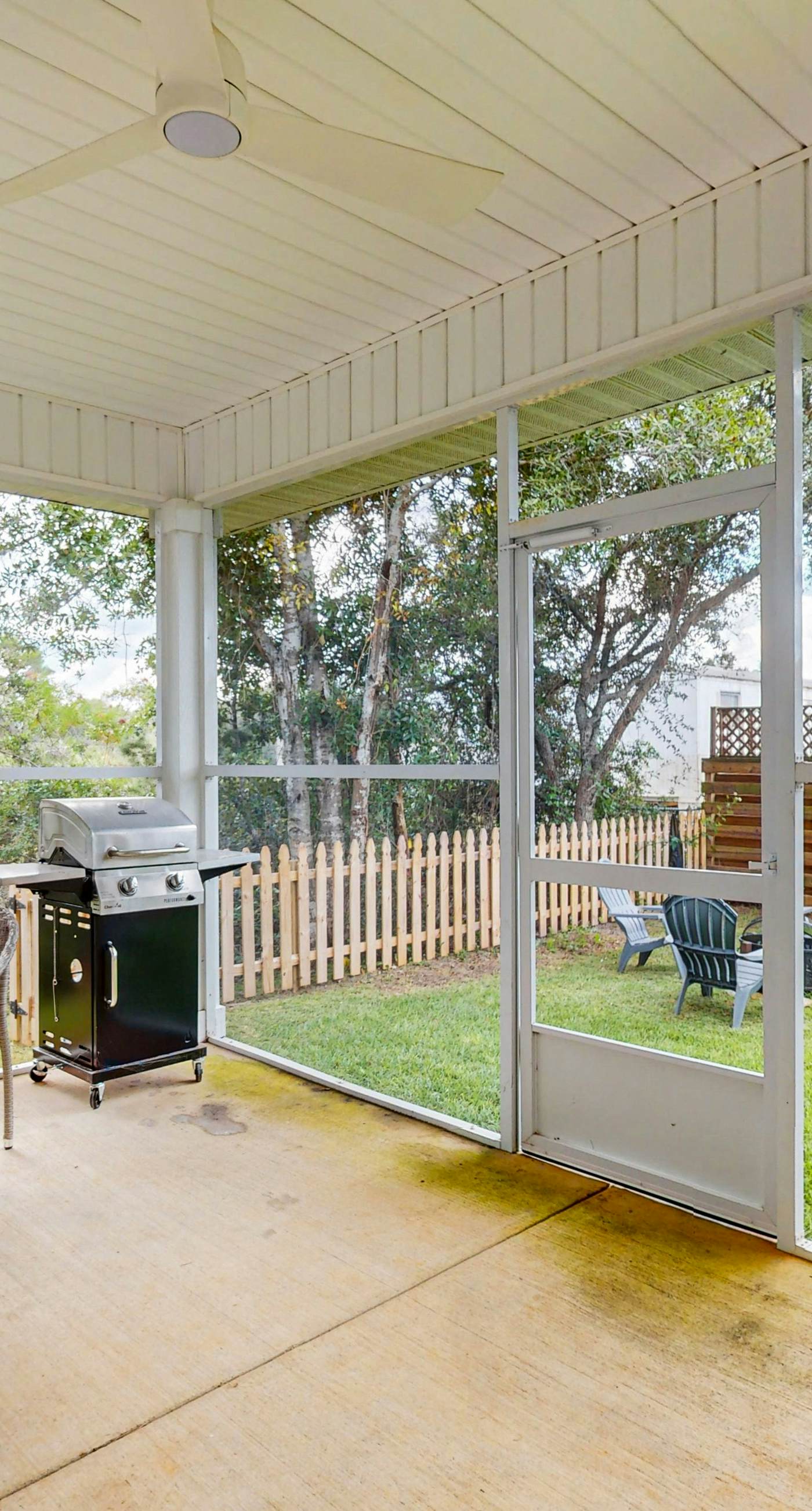 Spacious private home with private yard, close to beaches