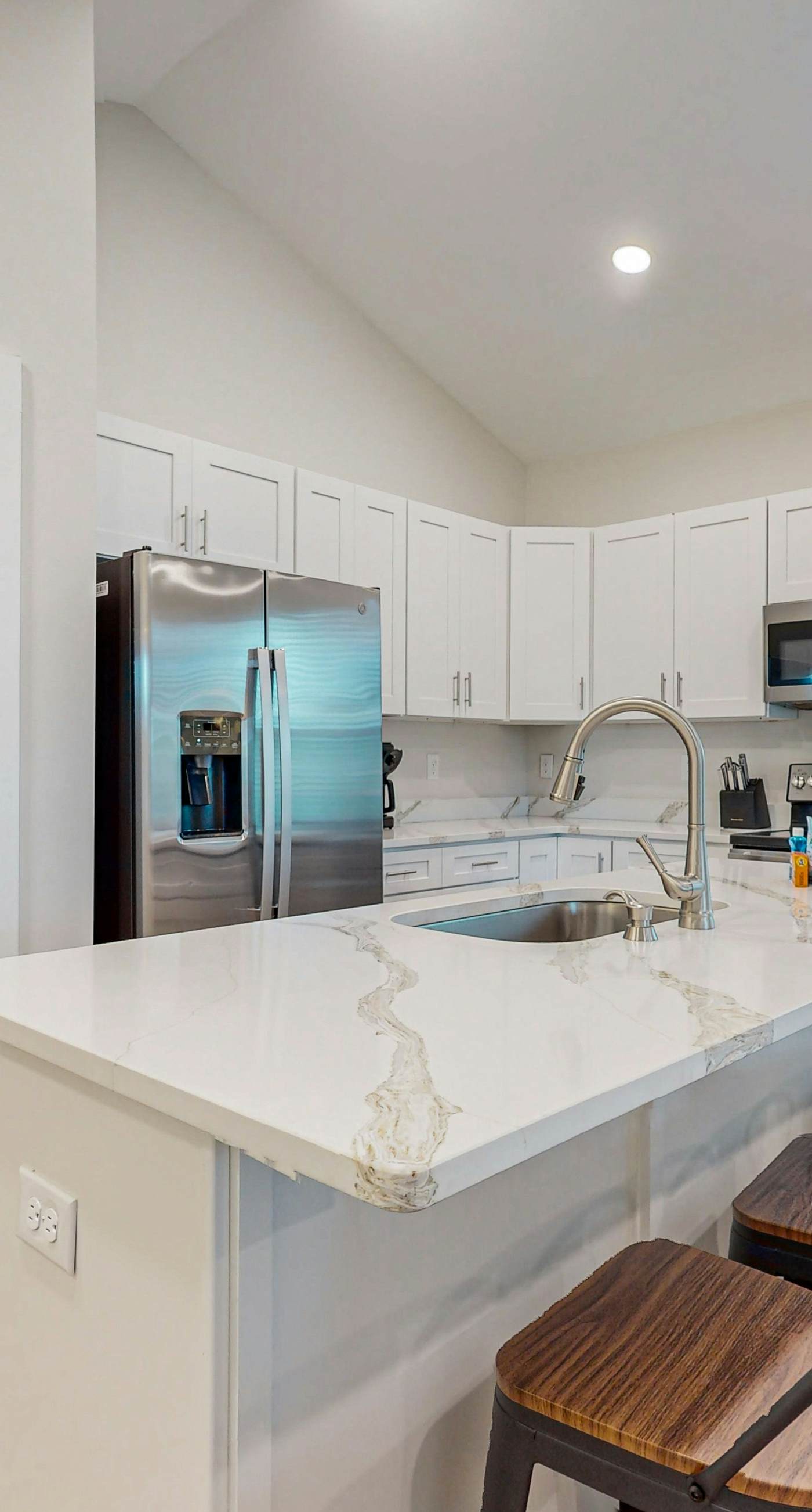 Spacious private home with private yard, close to beaches