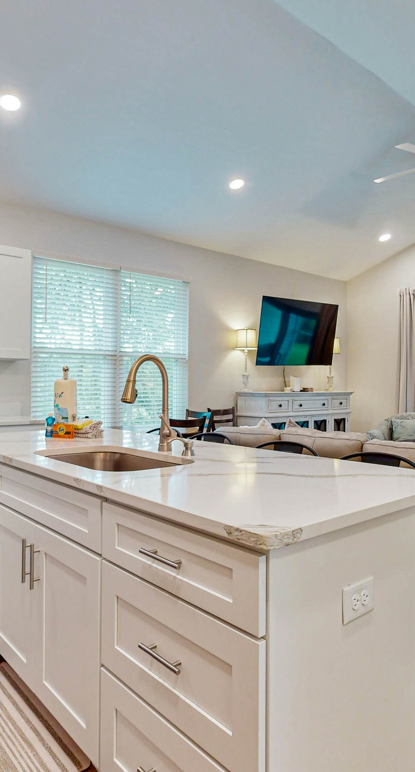 Spacious private home with private yard, close to beaches