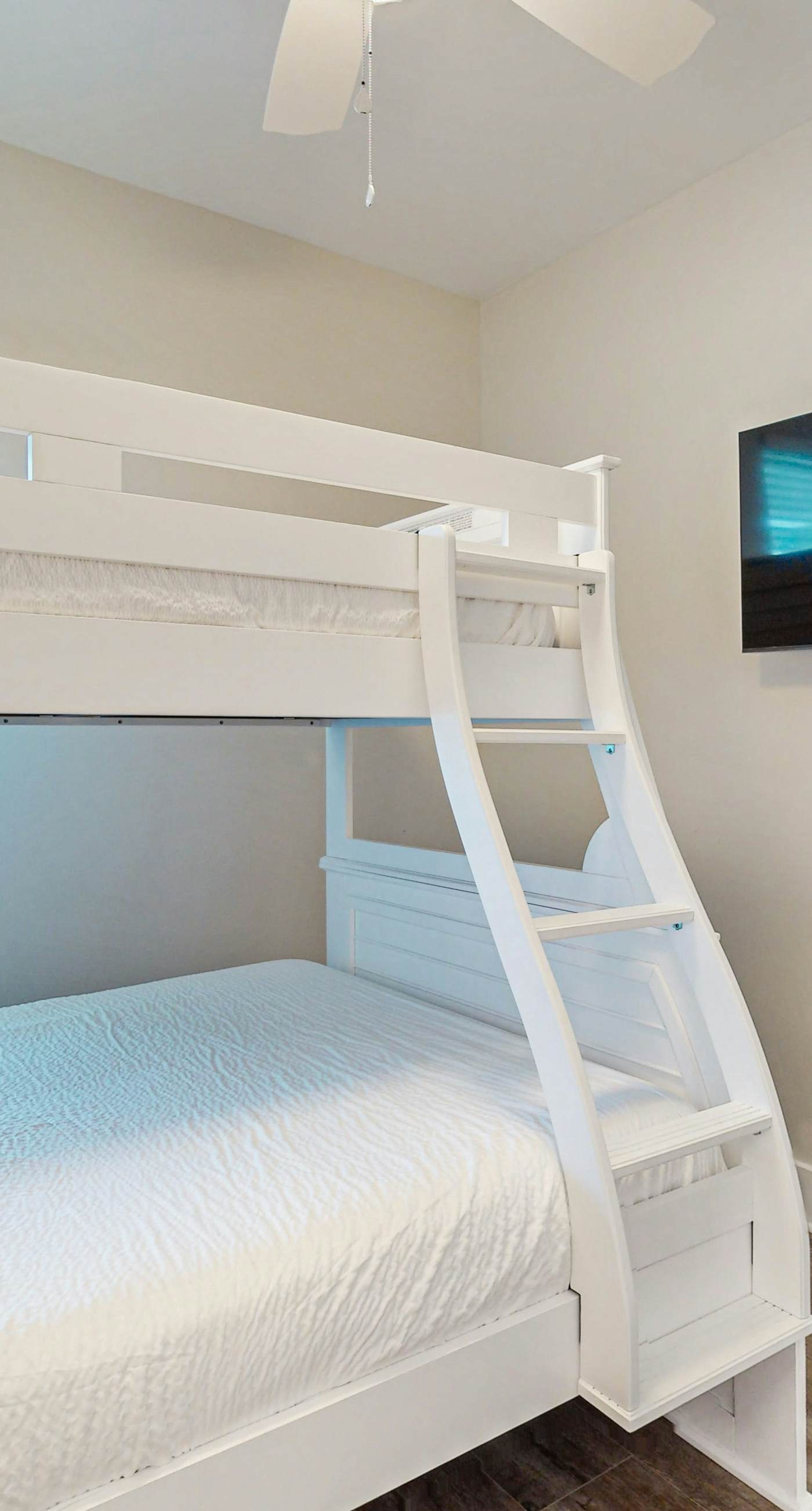 Spacious private home with private yard, close to beaches