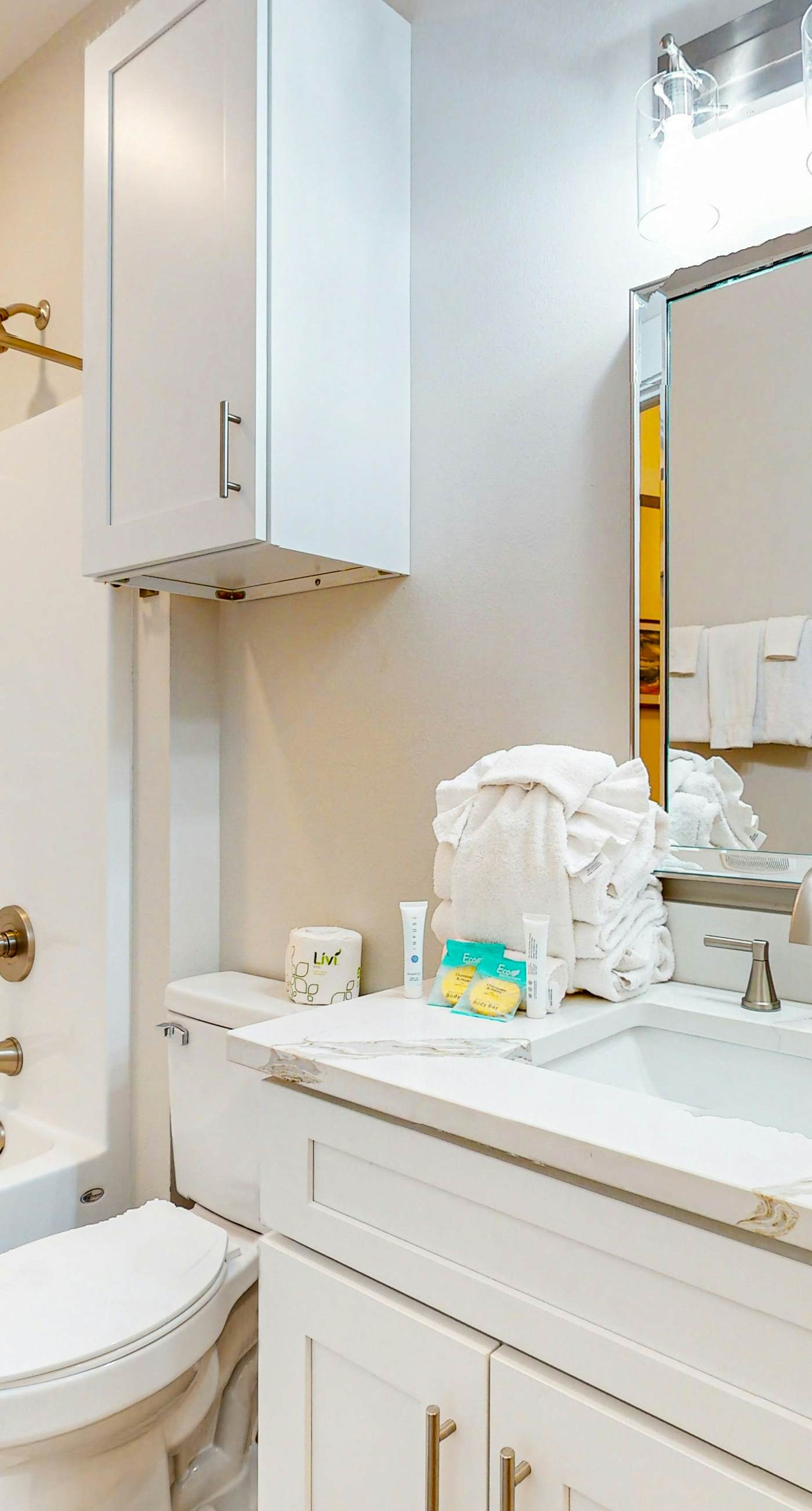 Spacious private home with private yard, close to beaches