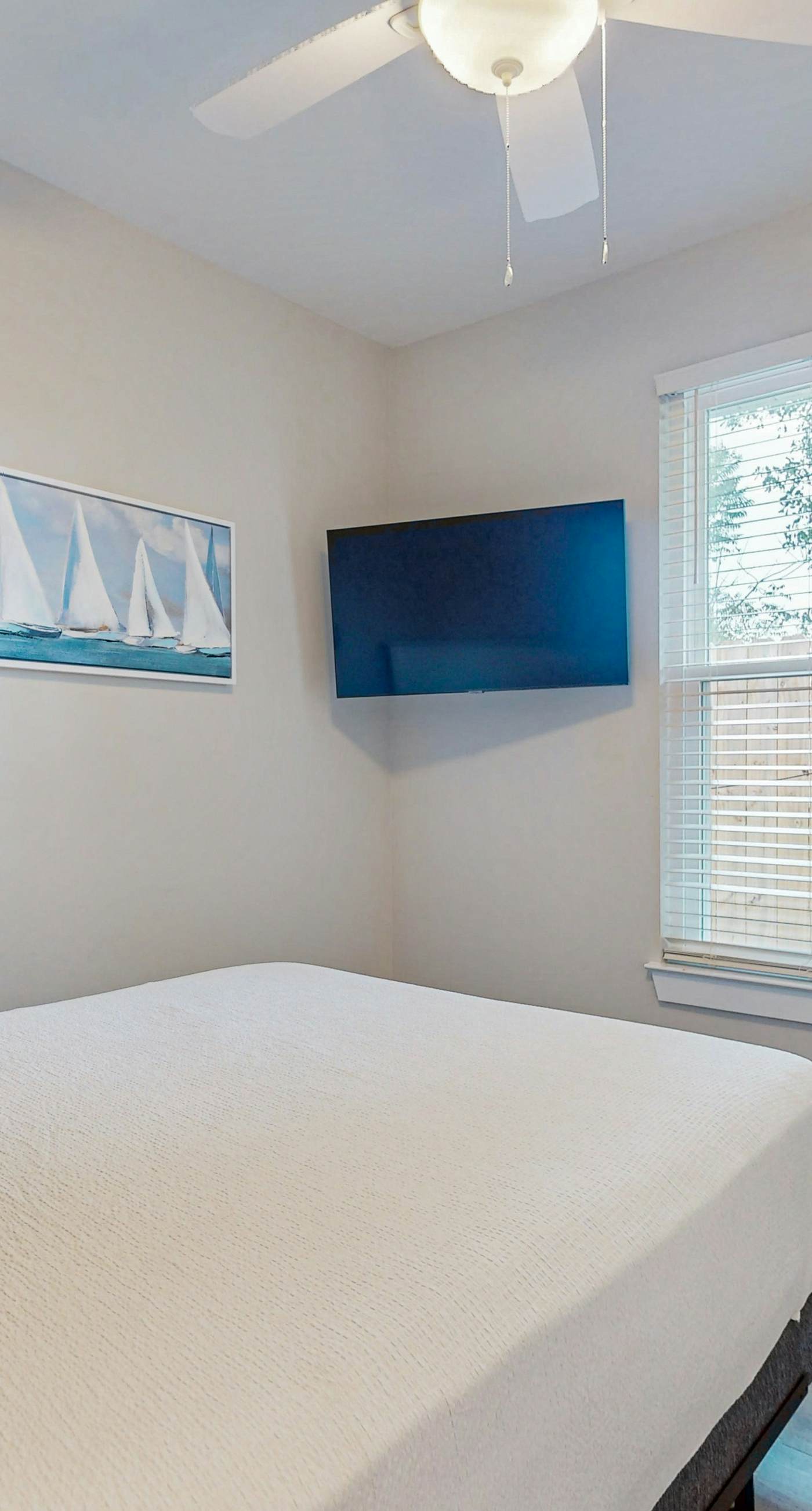 Spacious private home with private yard, close to beaches