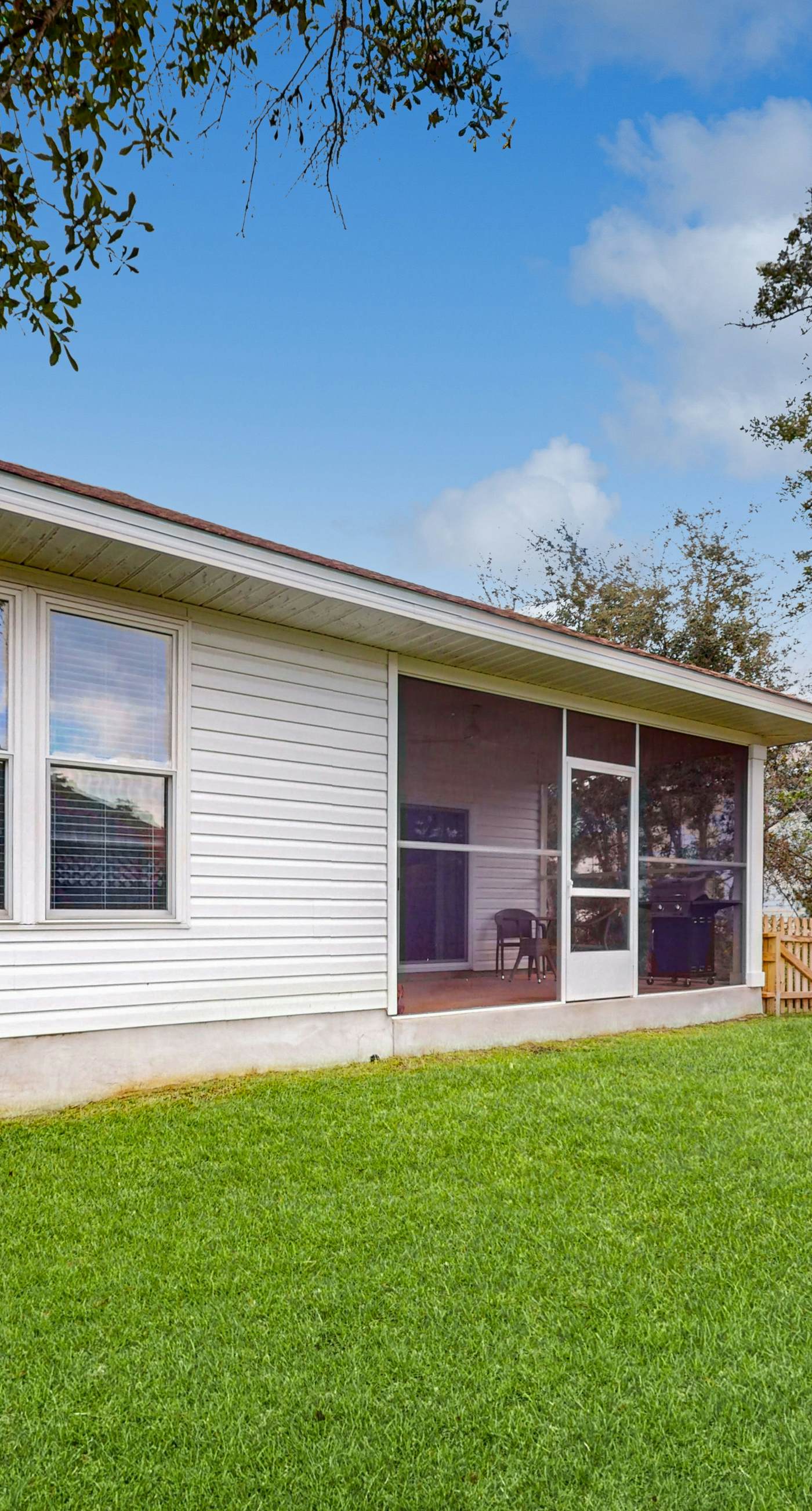 Spacious private home with private yard, close to beaches