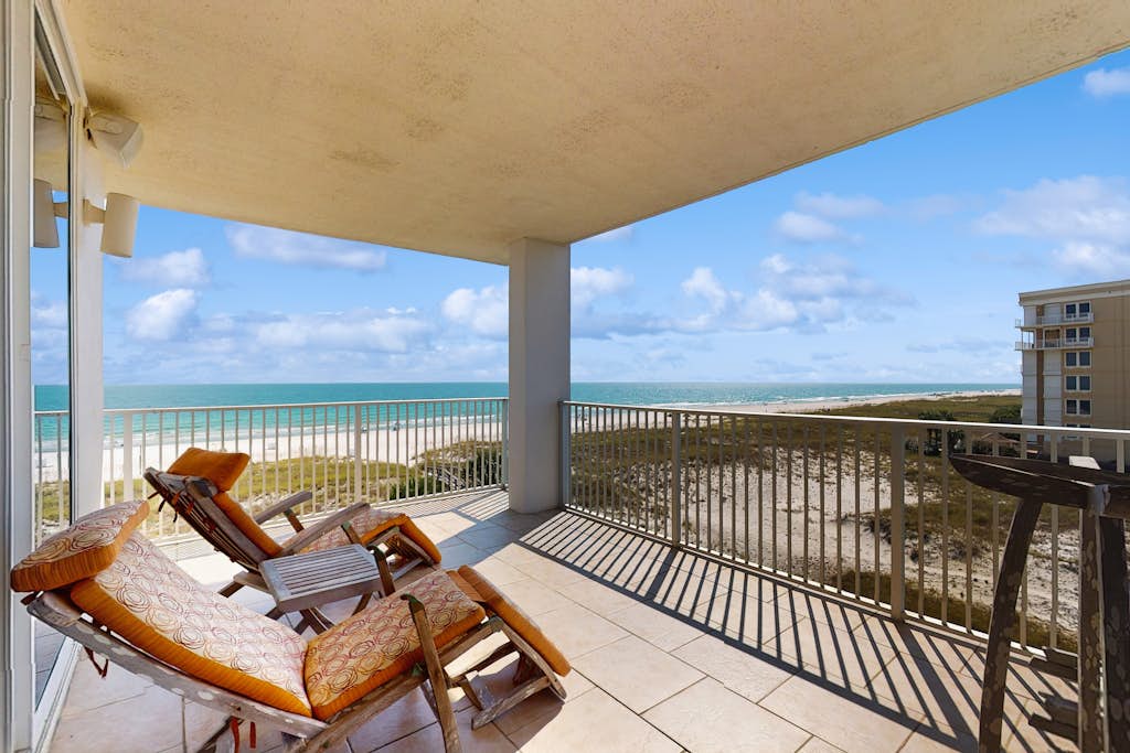 Gorgeous beachfront condo, shared pool and beach access