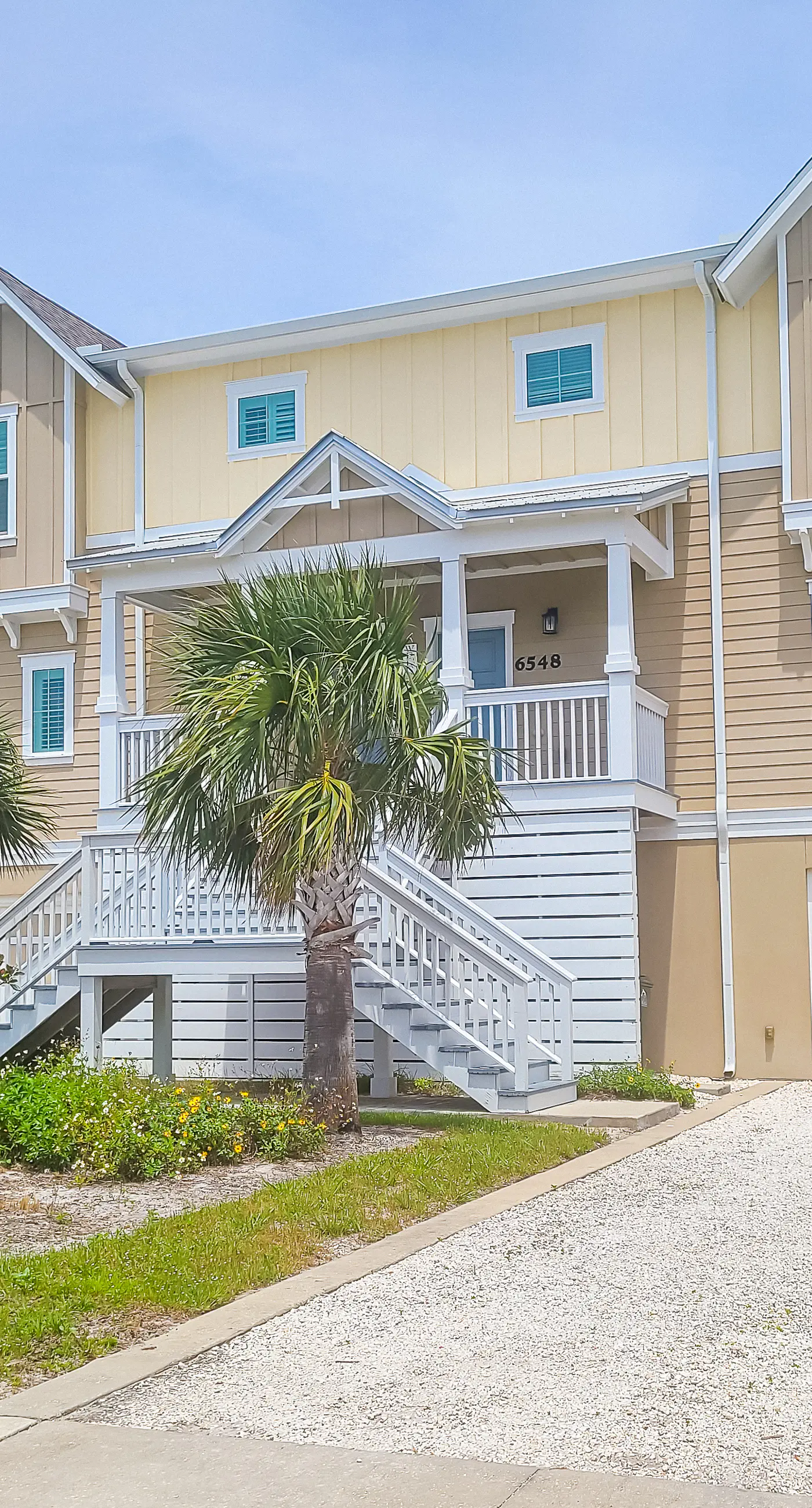 Snowbird-friendly townhome with WiFi, patio, central ac, pool,hot tub,gym