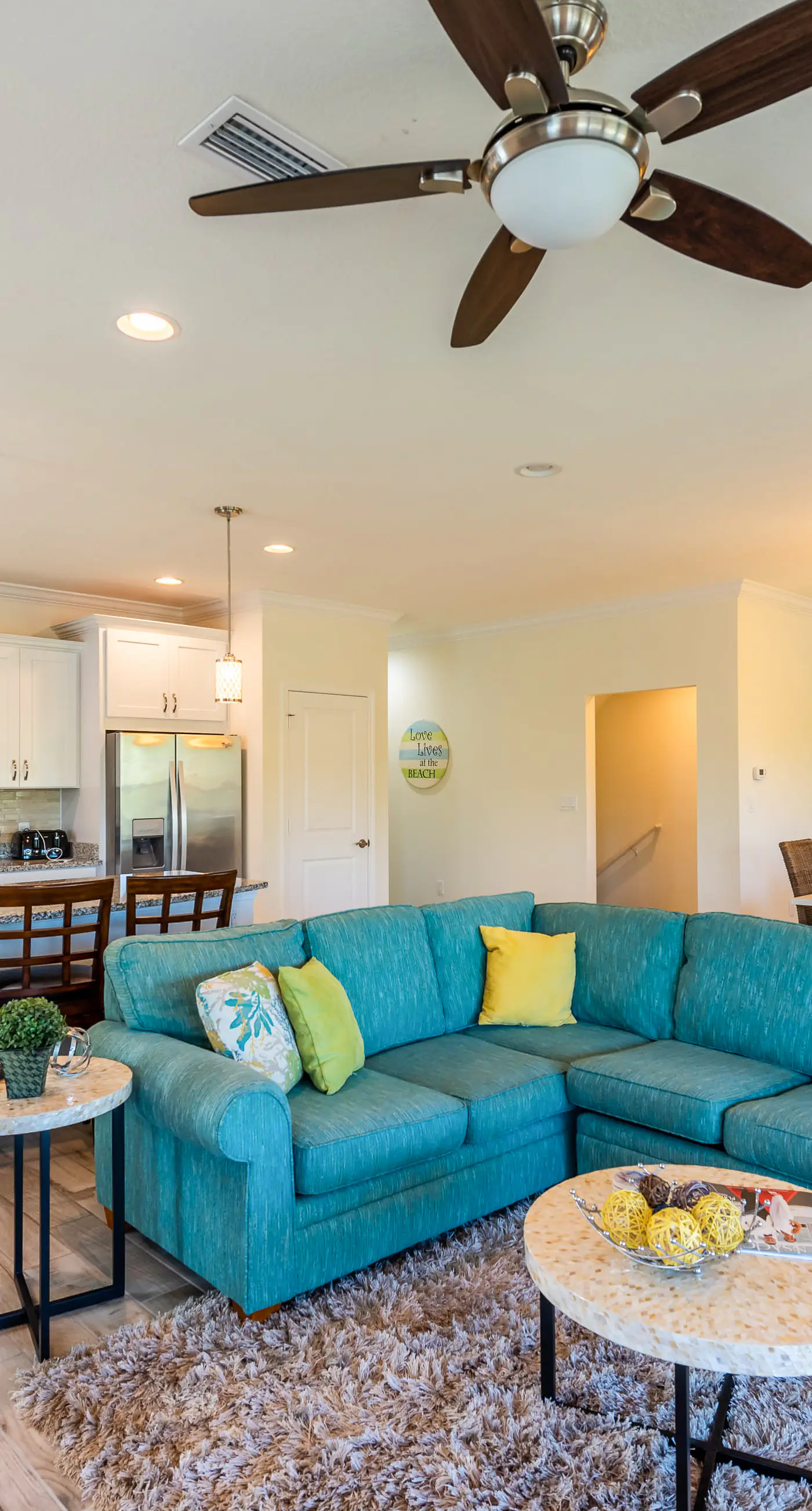 Snowbird-friendly townhome with WiFi, patio, central ac, pool,hot tub,gym