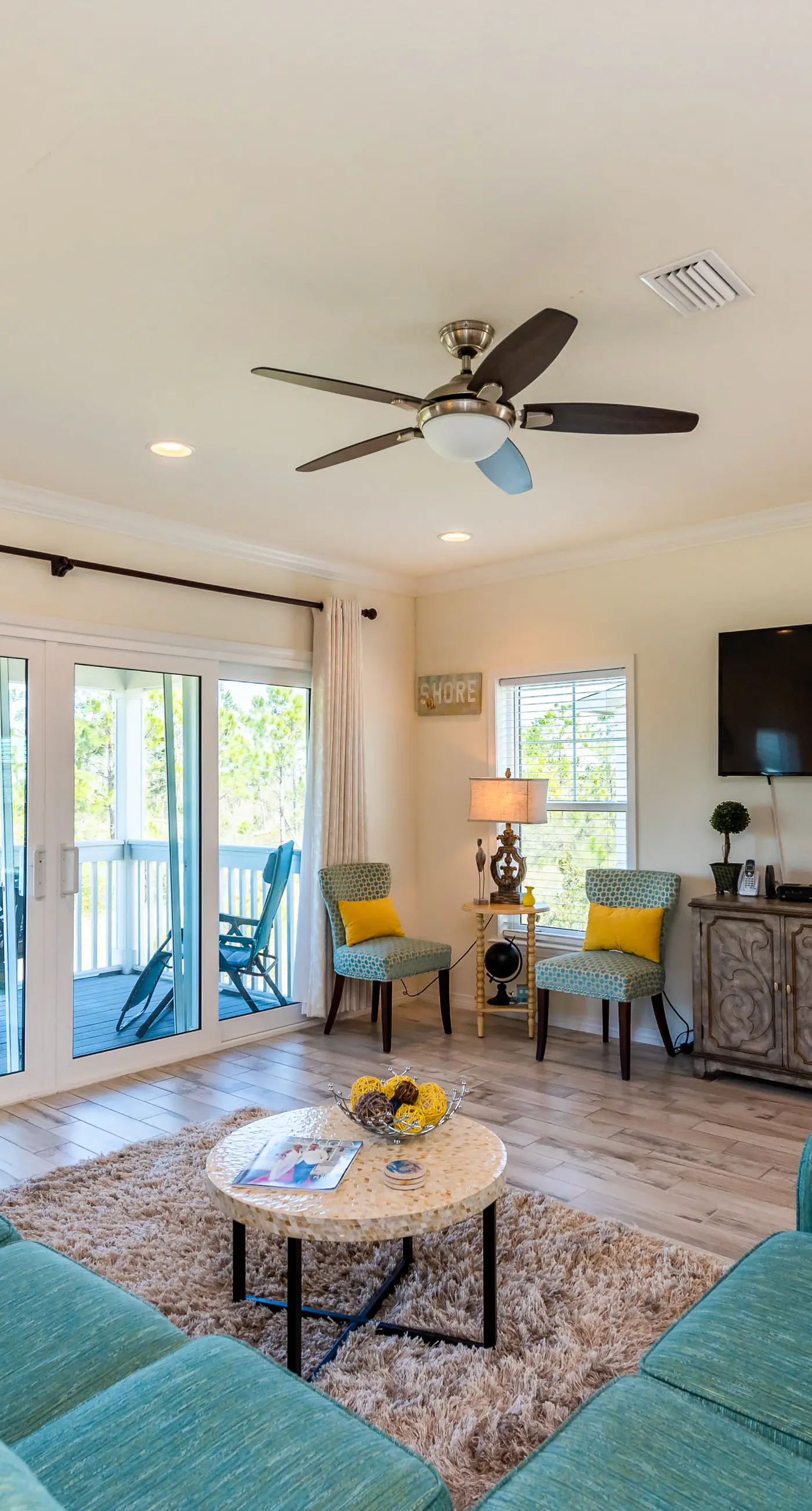 Snowbird-friendly townhome with WiFi, patio, central ac, pool,hot tub,gym