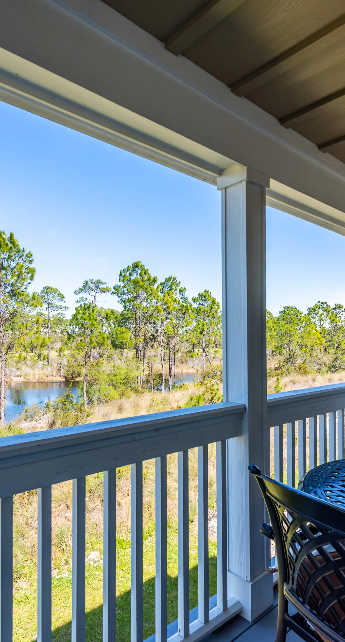 Snowbird-friendly townhome with WiFi, patio, central ac, pool,hot tub,gym