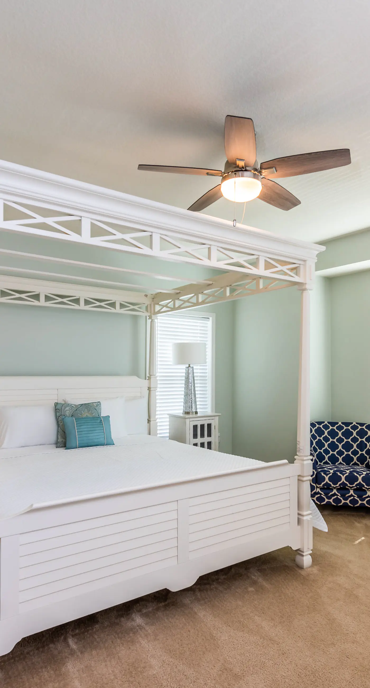 Snowbird-friendly townhome with WiFi, patio, central ac, pool,hot tub,gym