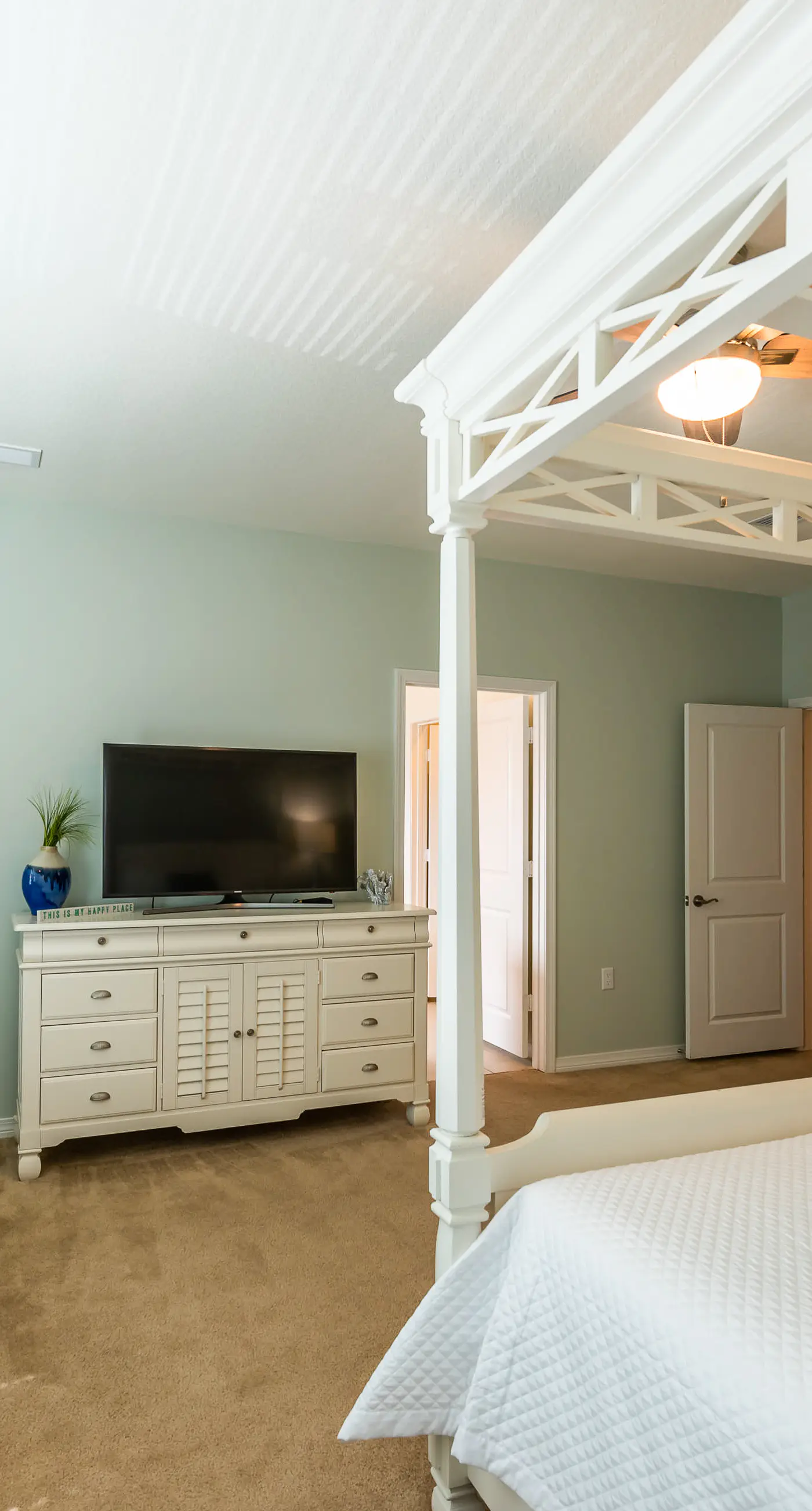 Snowbird-friendly townhome with WiFi, patio, central ac, pool,hot tub,gym