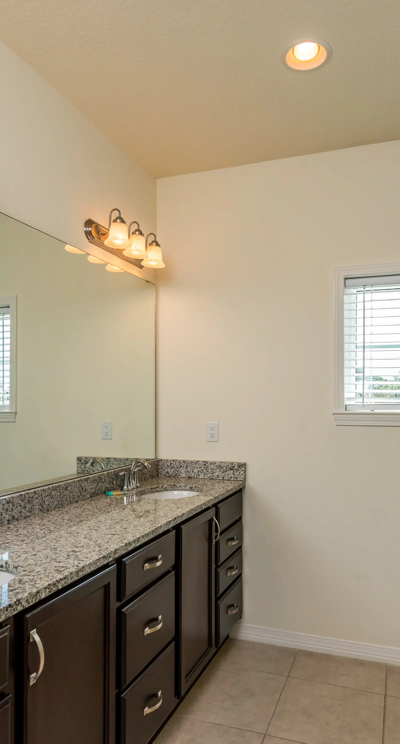 Snowbird-friendly townhome with WiFi, patio, central ac, pool,hot tub,gym