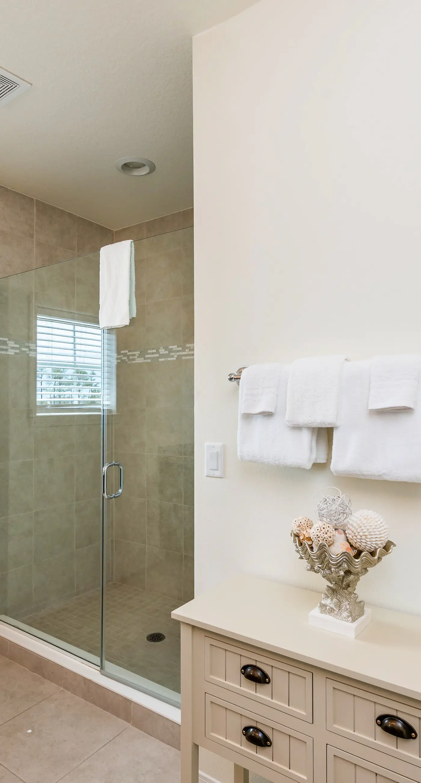 Snowbird-friendly townhome with WiFi, patio, central ac, pool,hot tub,gym