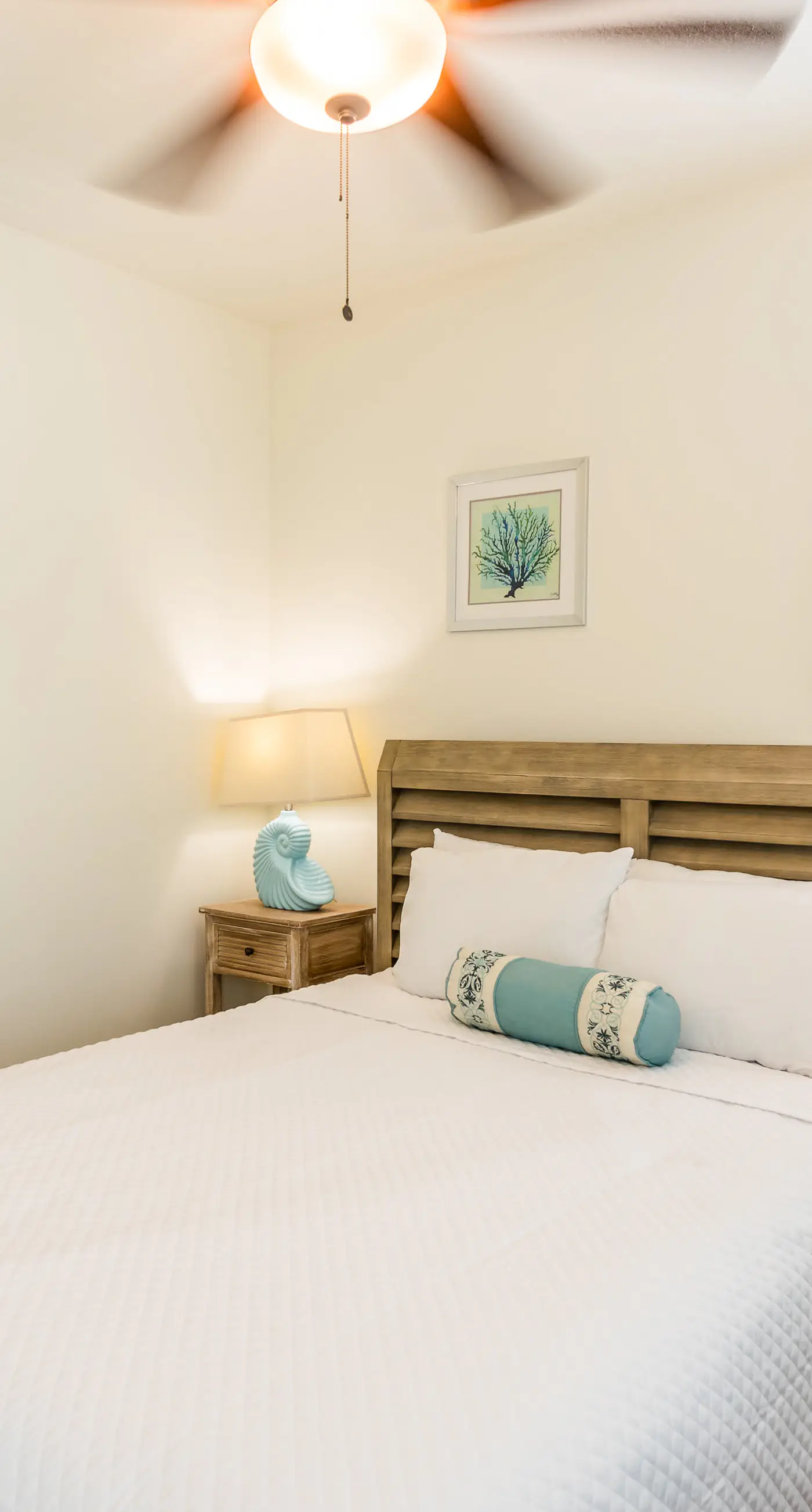 Snowbird-friendly townhome with WiFi, patio, central ac, pool,hot tub,gym